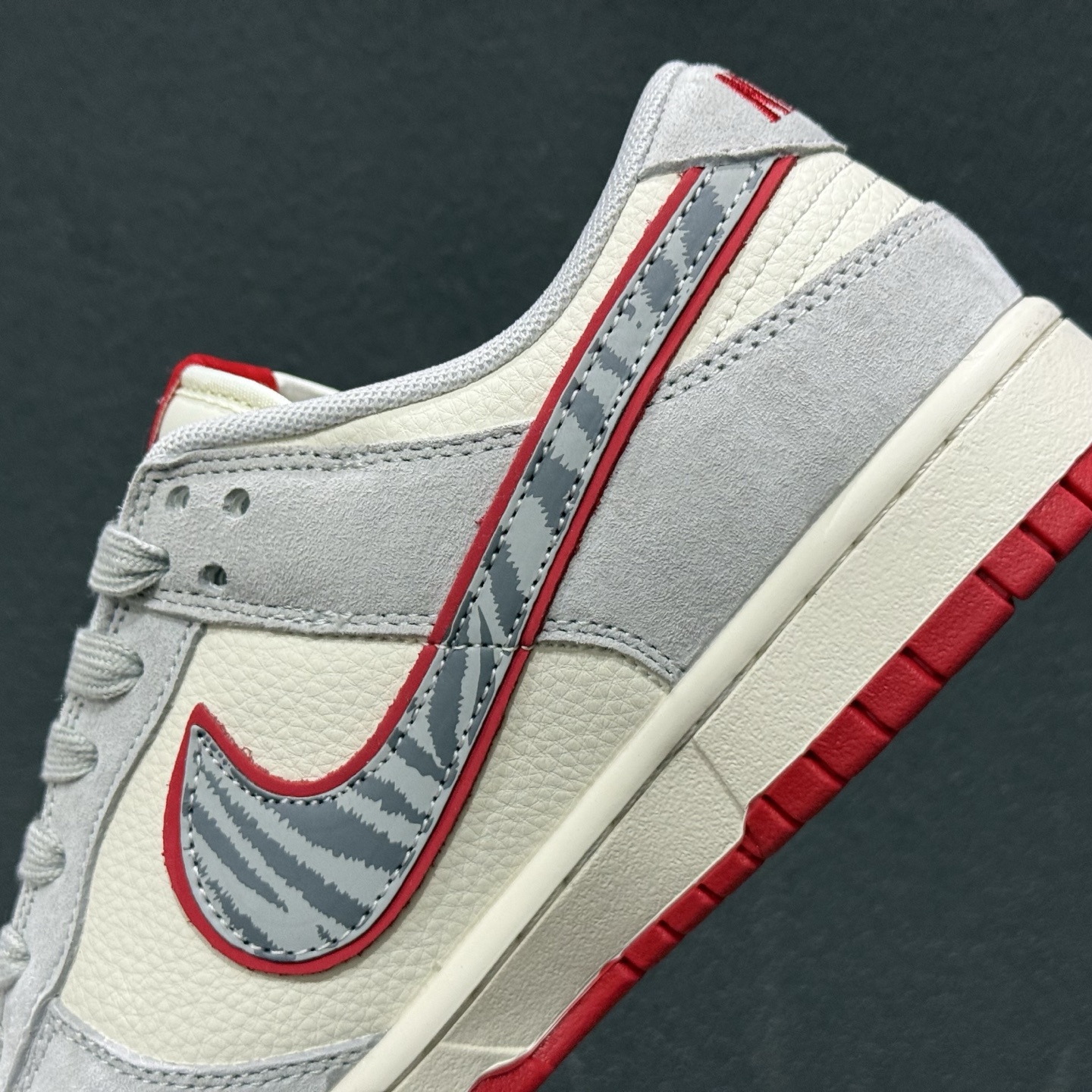 260 Nike SB Dunk Low 马年限定 LX1988-820-Chinese UA Cheap High Quatity Brand Clothes Bags handbags Sneakers wholesale wholesaler seller from China Factory suppliers Fashion Clothing Shoes best Quality Beautiful Price 260 Nike SB Dunk Low 马年限定 LX1988-820