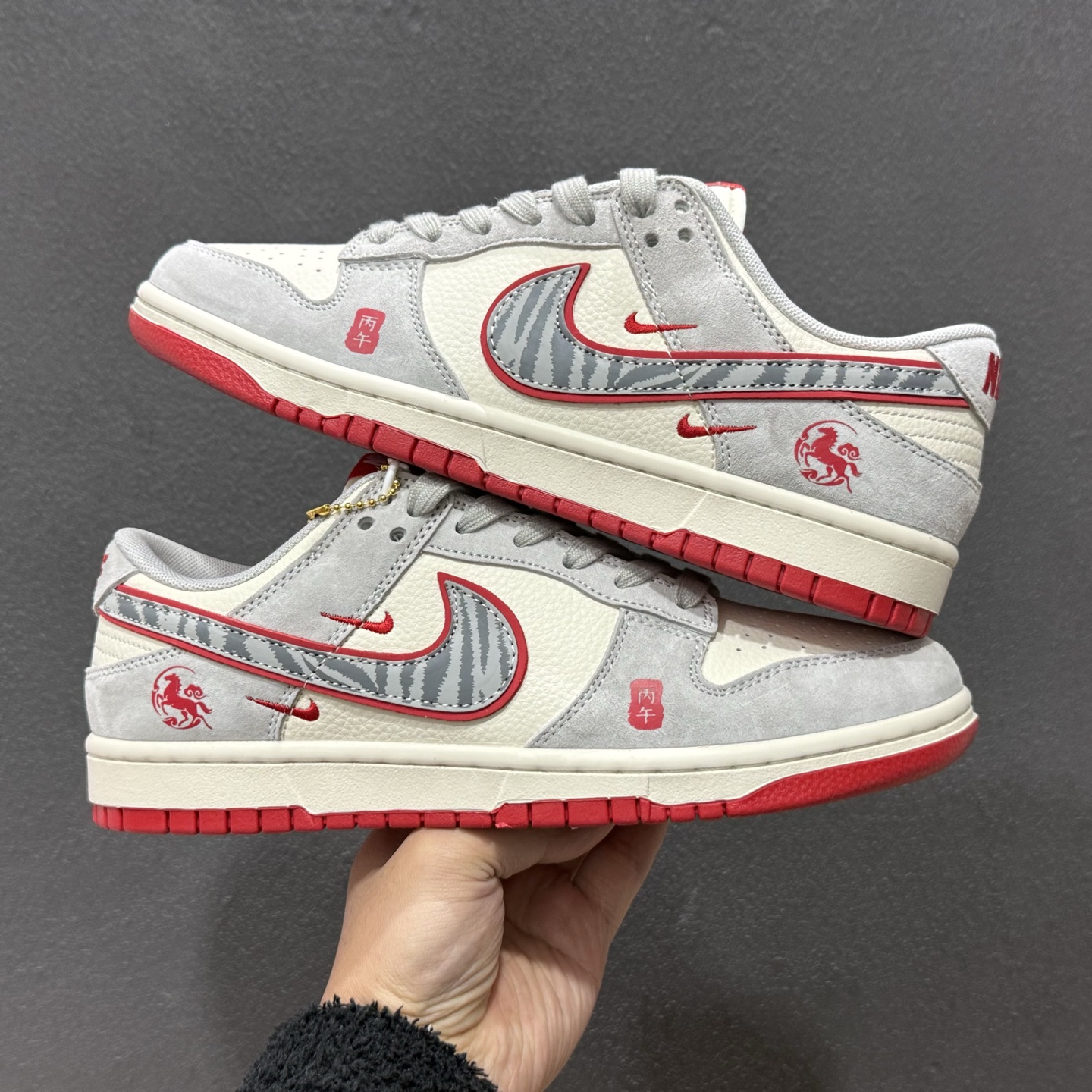 260 Nike SB Dunk Low 马年限定 LX1988-820-Chinese UA Cheap High Quatity Brand Clothes Bags handbags Sneakers wholesale wholesaler seller from China Factory suppliers Fashion Clothing Shoes best Quality Beautiful Price 260 Nike SB Dunk Low 马年限定 LX1988-820
