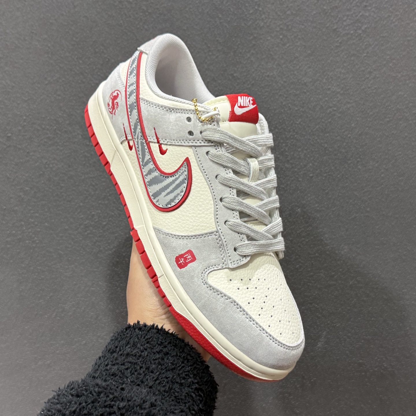 260 Nike SB Dunk Low 马年限定 LX1988-820-Chinese UA Cheap High Quatity Brand Clothes Bags handbags Sneakers wholesale wholesaler seller from China Factory suppliers Fashion Clothing Shoes best Quality Beautiful Price 260 Nike SB Dunk Low 马年限定 LX1988-820