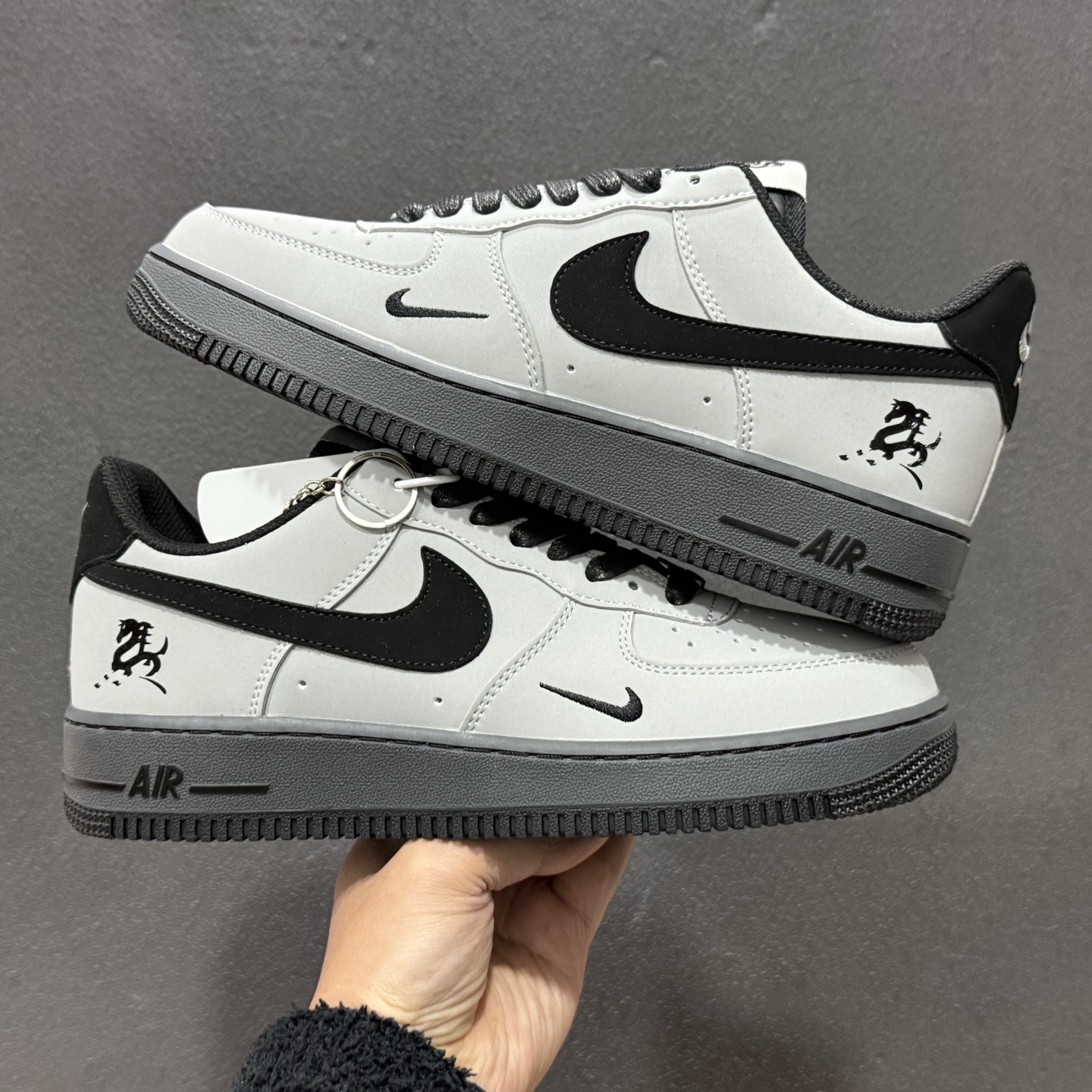 260 NIke Air Force 1 '07 Low “马年限定--岩灰缀影” 空军一号低帮 运动鞋 休闲鞋 IH1401-100-Chinese UA Cheap High Quatity Brand Clothes Bags handbags Sneakers wholesale wholesaler seller from China Factory suppliers Fashion Clothing Shoes best Quality Beautiful Price 260 NIke Air Force 1 '07 Low “马年限定--岩灰缀影” 空军一号低帮 运动鞋 休闲鞋 IH1401-100