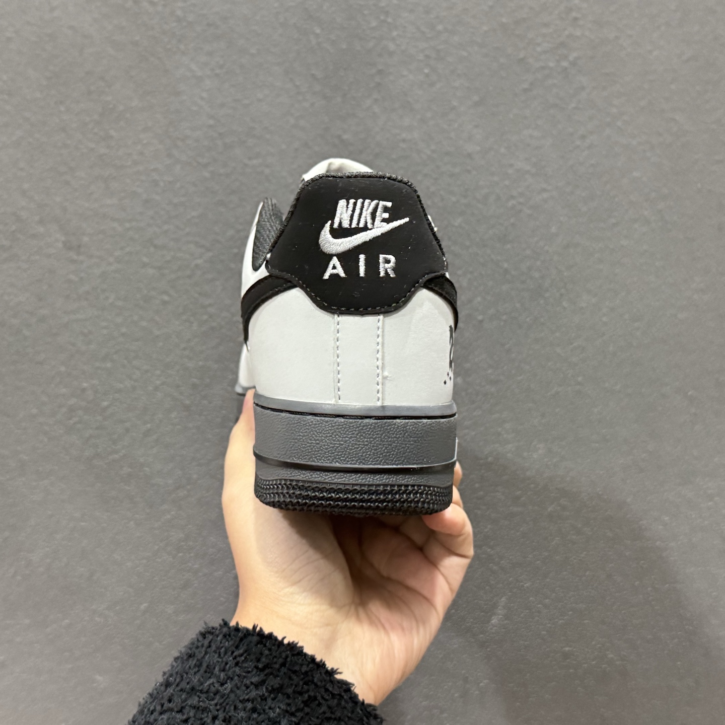 260 NIke Air Force 1 '07 Low “马年限定--岩灰缀影” 空军一号低帮 运动鞋 休闲鞋 IH1401-100-Chinese UA Cheap High Quatity Brand Clothes Bags handbags Sneakers wholesale wholesaler seller from China Factory suppliers Fashion Clothing Shoes best Quality Beautiful Price 260 NIke Air Force 1 '07 Low “马年限定--岩灰缀影” 空军一号低帮 运动鞋 休闲鞋 IH1401-100