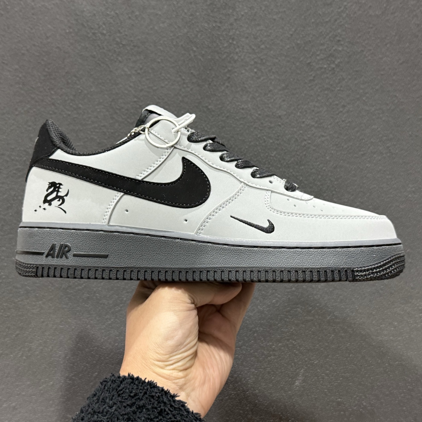 260 NIke Air Force 1 '07 Low “马年限定--岩灰缀影” 空军一号低帮 运动鞋 休闲鞋 IH1401-100-Chinese UA Cheap High Quatity Brand Clothes Bags handbags Sneakers wholesale wholesaler seller from China Factory suppliers Fashion Clothing Shoes best Quality Beautiful Price 260 NIke Air Force 1 '07 Low “马年限定--岩灰缀影” 空军一号低帮 运动鞋 休闲鞋 IH1401-100