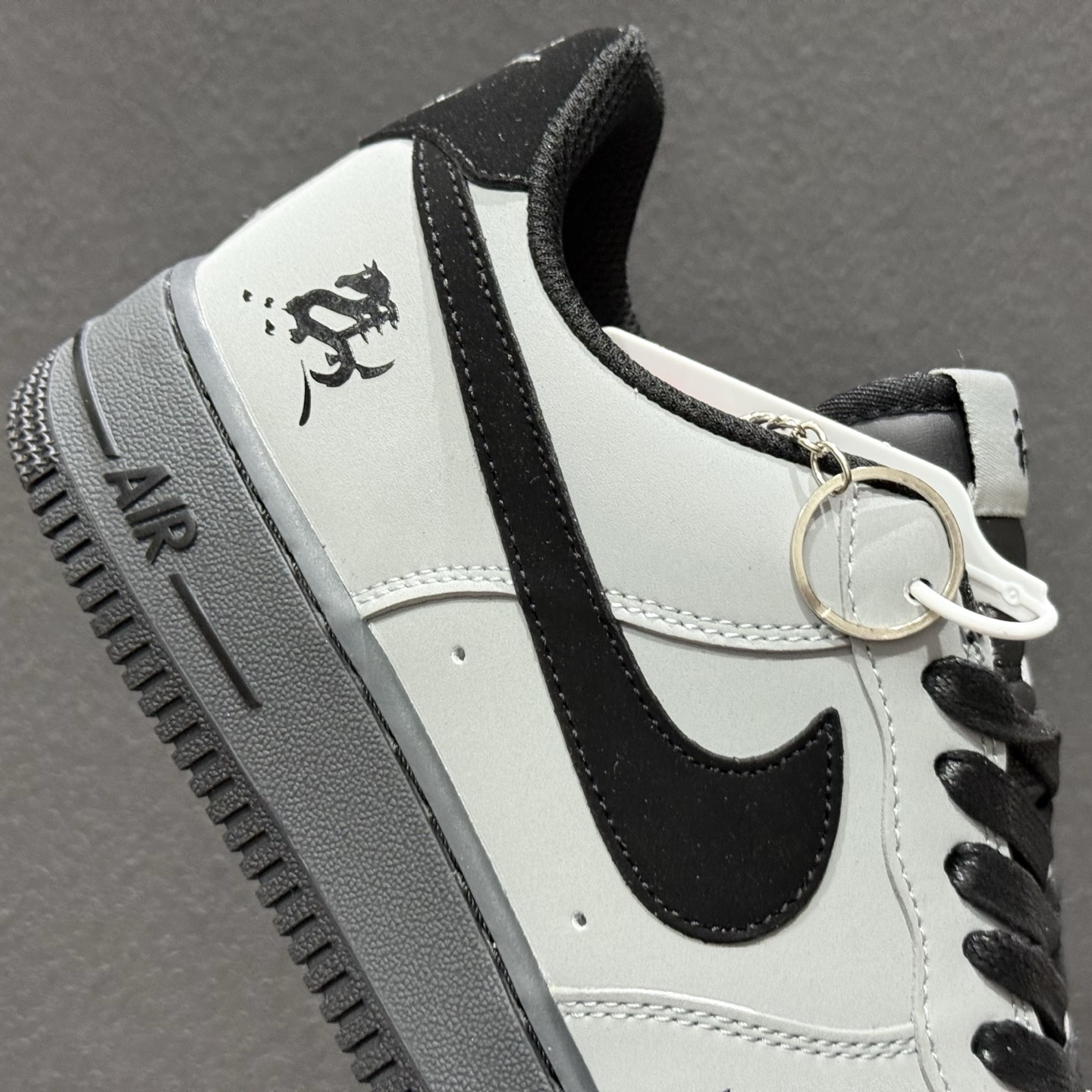 260 NIke Air Force 1 '07 Low “马年限定--岩灰缀影” 空军一号低帮 运动鞋 休闲鞋 IH1401-100-Chinese UA Cheap High Quatity Brand Clothes Bags handbags Sneakers wholesale wholesaler seller from China Factory suppliers Fashion Clothing Shoes best Quality Beautiful Price 260 NIke Air Force 1 '07 Low “马年限定--岩灰缀影” 空军一号低帮 运动鞋 休闲鞋 IH1401-100