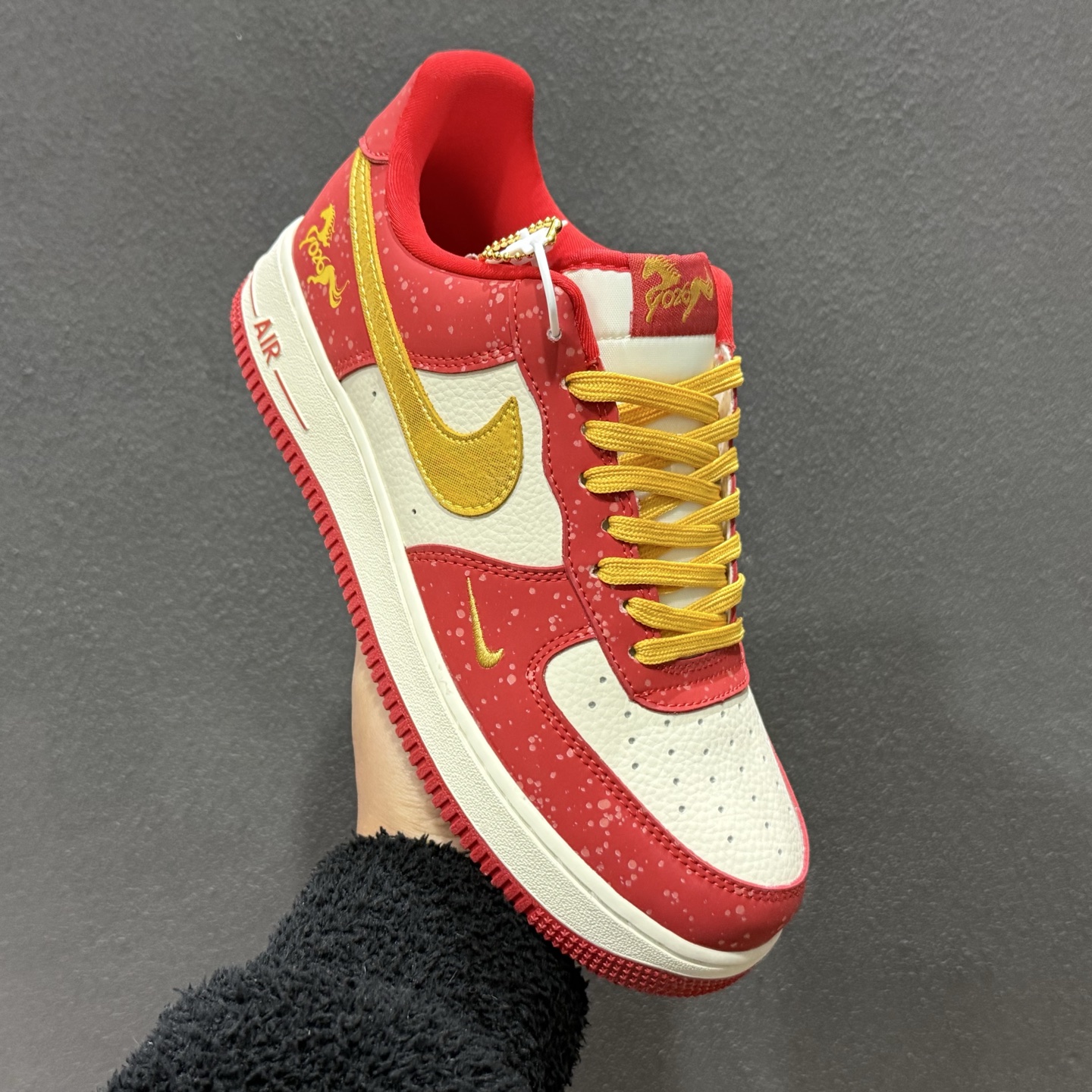 260 2026新款定制限量发售高端定制Nike Air Force 1 '07 Low “马年限定联名------白红金泼墨” DF0188-131-Chinese UA Cheap High Quatity Brand Clothes Bags handbags Sneakers wholesale wholesaler seller from China Factory suppliers Fashion Clothing Shoes best Quality Beautiful Price 260 2026新款定制限量发售高端定制Nike Air Force 1 '07 Low “马年限定联名------白红金泼墨” DF0188-131