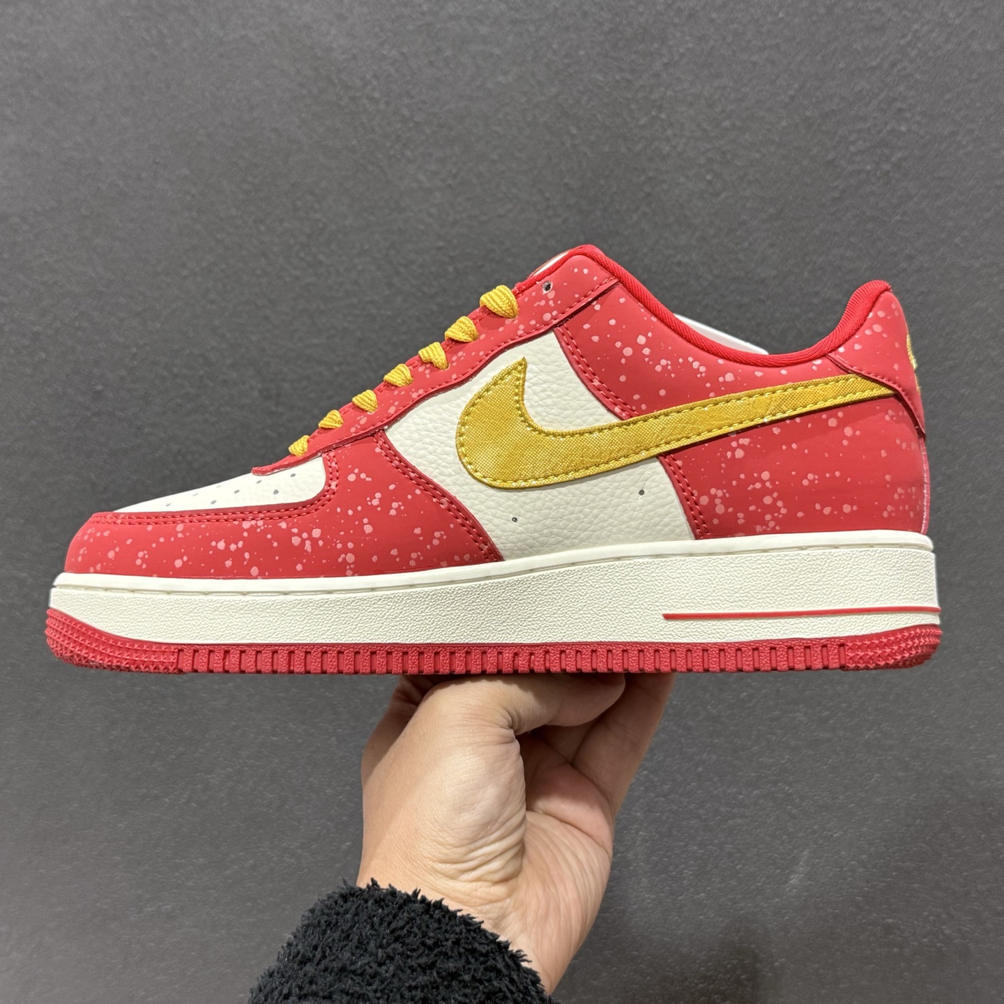 260 2026新款定制限量发售高端定制Nike Air Force 1 '07 Low “马年限定联名------白红金泼墨” DF0188-131-Chinese UA Cheap High Quatity Brand Clothes Bags handbags Sneakers wholesale wholesaler seller from China Factory suppliers Fashion Clothing Shoes best Quality Beautiful Price 260 2026新款定制限量发售高端定制Nike Air Force 1 '07 Low “马年限定联名------白红金泼墨” DF0188-131
