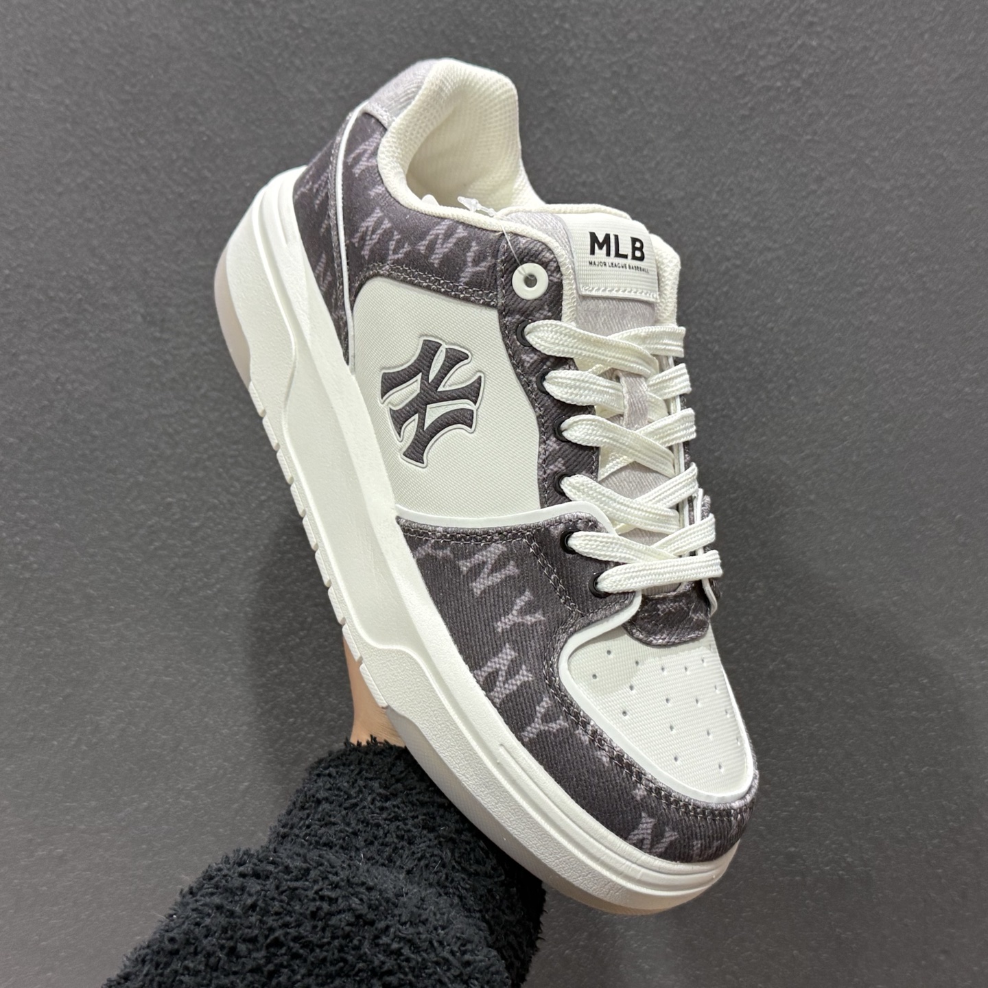 200 MLB CHUNKY LINER DENIM MONOGRAM SL 印刻老花 时尚舒适 休闲运动 防滑耐磨低帮学长鞋 3ASXM016N-102-Chinese UA Cheap High Quatity Brand Clothes Bags handbags Sneakers wholesale wholesaler seller from China Factory suppliers Fashion Clothing Shoes best Quality Beautiful Price 200 MLB CHUNKY LINER DENIM MONOGRAM SL 印刻老花 时尚舒适 休闲运动 防滑耐磨低帮学长鞋 3ASXM016N-102