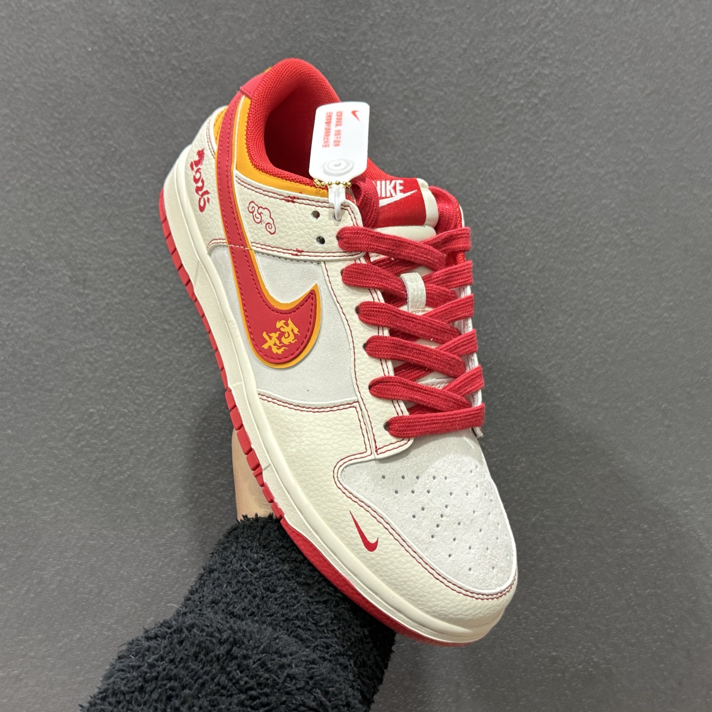 270 Nike SB Dunk Low 马年限定 这双鞋以炽热的红与温暖的橙为主色调 XT6998-111-Chinese UA Cheap High Quatity Brand Clothes Bags handbags Sneakers wholesale wholesaler seller from China Factory suppliers Fashion Clothing Shoes best Quality Beautiful Price 270 Nike SB Dunk Low 马年限定 这双鞋以炽热的红与温暖的橙为主色调 XT6998-111