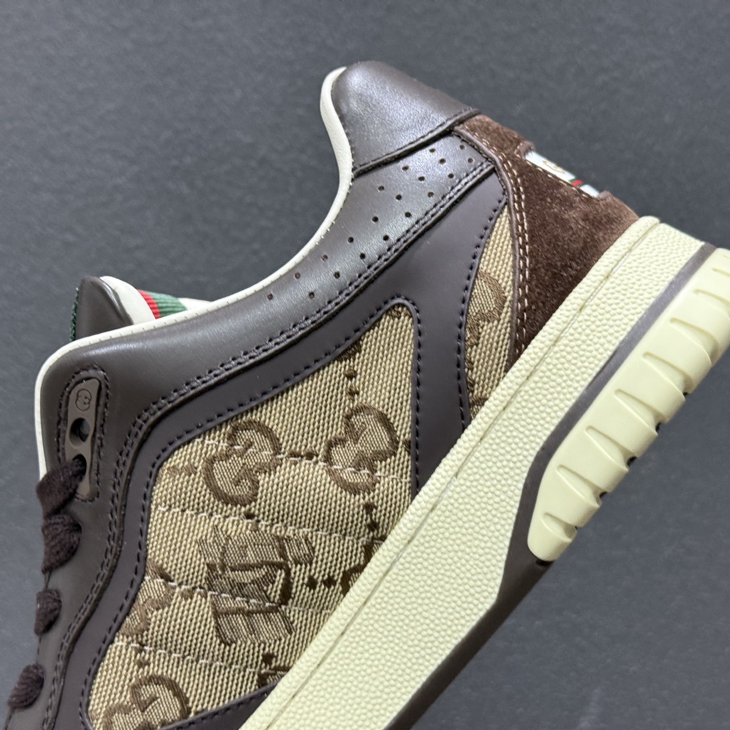420 古驰Gucci Re-Web Leather Sneakers 系列低帮复古百搭训练休闲运动小白板鞋“皮革米白乌木色GG红绿标牌-Chinese UA Cheap High Quatity Brand Clothes Bags handbags Sneakers wholesale wholesaler seller from China Factory suppliers Fashion Clothing Shoes best Quality Beautiful Price 420 古驰Gucci Re-Web Leather Sneakers 系列低帮复古百搭训练休闲运动小白板鞋“皮革米白乌木色GG红绿标牌