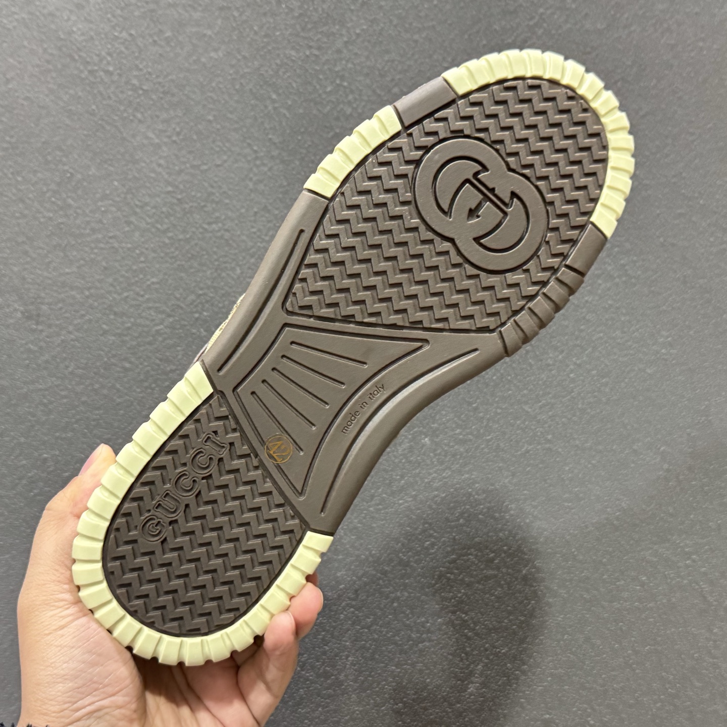 420 古驰Gucci Re-Web Leather Sneakers 系列低帮复古百搭训练休闲运动小白板鞋“皮革米白乌木色GG红绿标牌-Chinese UA Cheap High Quatity Brand Clothes Bags handbags Sneakers wholesale wholesaler seller from China Factory suppliers Fashion Clothing Shoes best Quality Beautiful Price 420 古驰Gucci Re-Web Leather Sneakers 系列低帮复古百搭训练休闲运动小白板鞋“皮革米白乌木色GG红绿标牌
