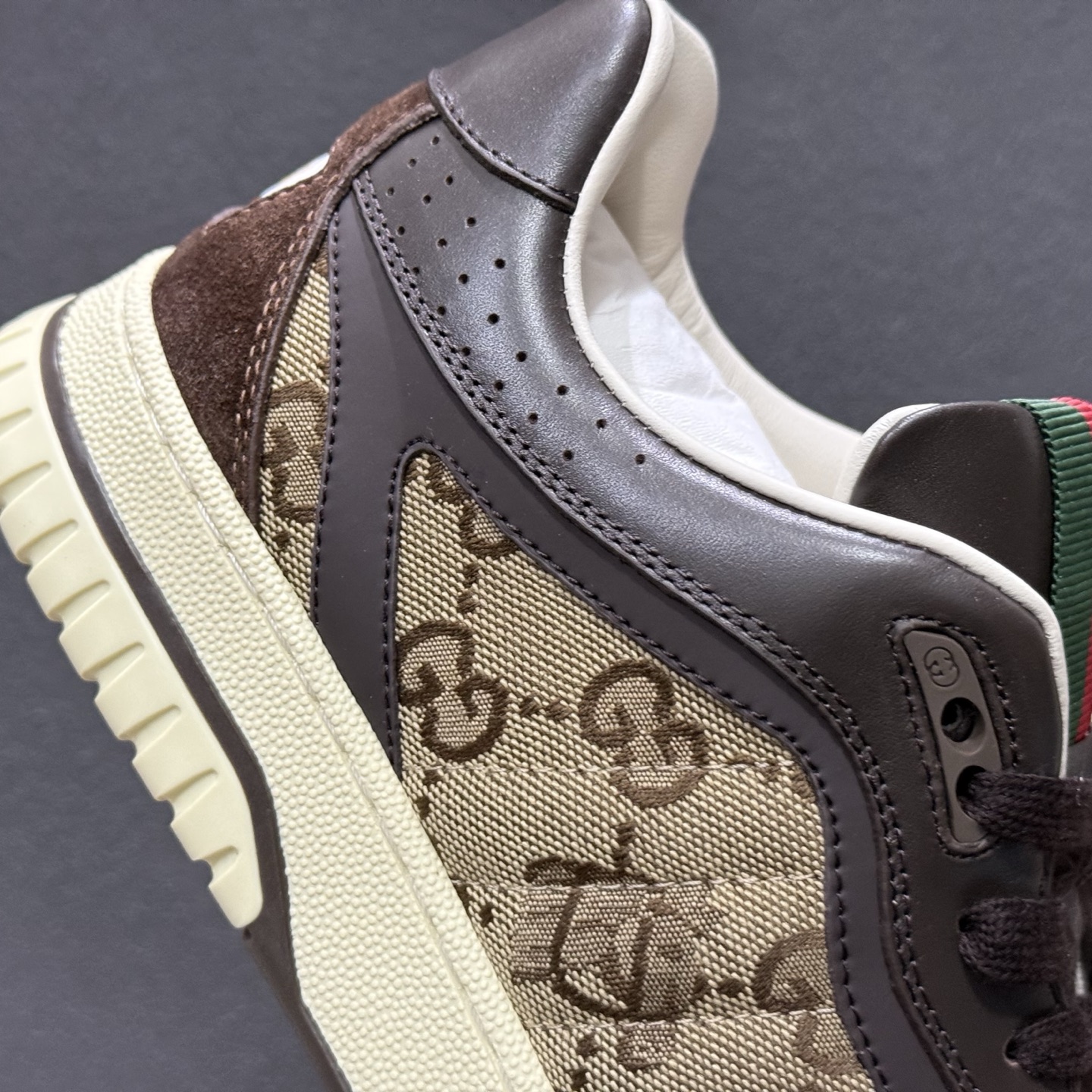 420 古驰Gucci Re-Web Leather Sneakers 系列低帮复古百搭训练休闲运动小白板鞋“皮革米白乌木色GG红绿标牌-Chinese UA Cheap High Quatity Brand Clothes Bags handbags Sneakers wholesale wholesaler seller from China Factory suppliers Fashion Clothing Shoes best Quality Beautiful Price 420 古驰Gucci Re-Web Leather Sneakers 系列低帮复古百搭训练休闲运动小白板鞋“皮革米白乌木色GG红绿标牌