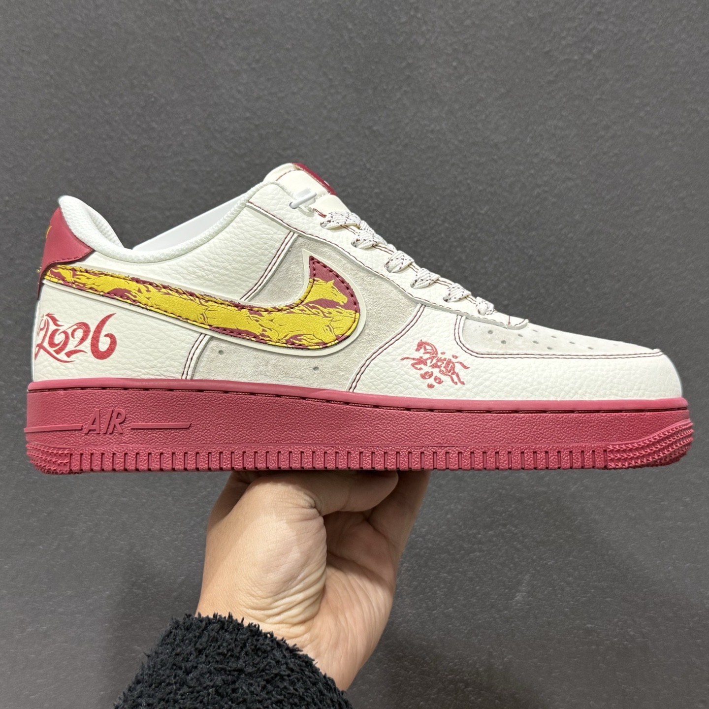 260 Nike Air Force 1 Low 2026 丙午马年限定款 CS5288-048-Chinese UA Cheap High Quatity Brand Clothes Bags handbags Sneakers wholesale wholesaler seller from China Factory suppliers Fashion Clothing Shoes best Quality Beautiful Price 260 Nike Air Force 1 Low 2026 丙午马年限定款 CS5288-048