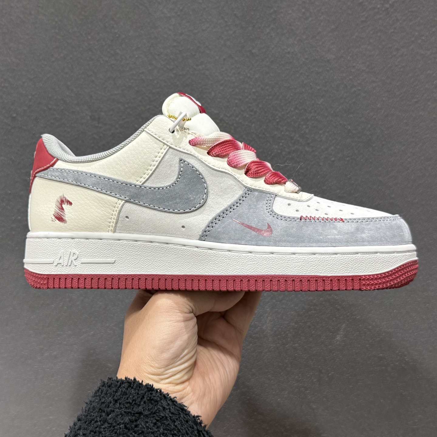 260 Nike Air Force 1 Low 2026 马年限定款 鞋侧带有红色马形标识 XT6998-103-Chinese UA Cheap High Quatity Brand Clothes Bags handbags Sneakers wholesale wholesaler seller from China Factory suppliers Fashion Clothing Shoes best Quality Beautiful Price 260 Nike Air Force 1 Low 2026 马年限定款 鞋侧带有红色马形标识 XT6998-103