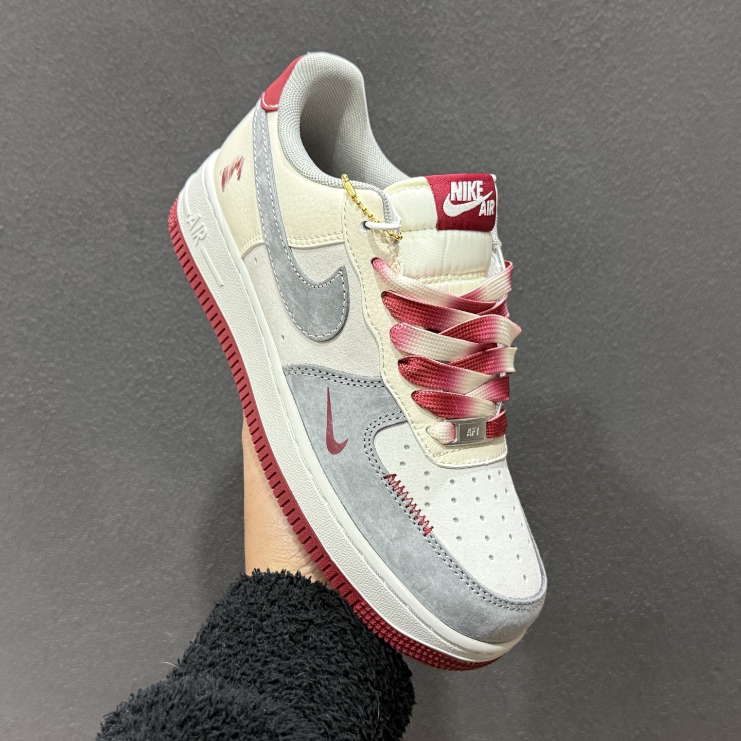 260 Nike Air Force 1 Low 2026 马年限定款 鞋侧带有红色马形标识 XT6998-103-Chinese UA Cheap High Quatity Brand Clothes Bags handbags Sneakers wholesale wholesaler seller from China Factory suppliers Fashion Clothing Shoes best Quality Beautiful Price 260 Nike Air Force 1 Low 2026 马年限定款 鞋侧带有红色马形标识 XT6998-103