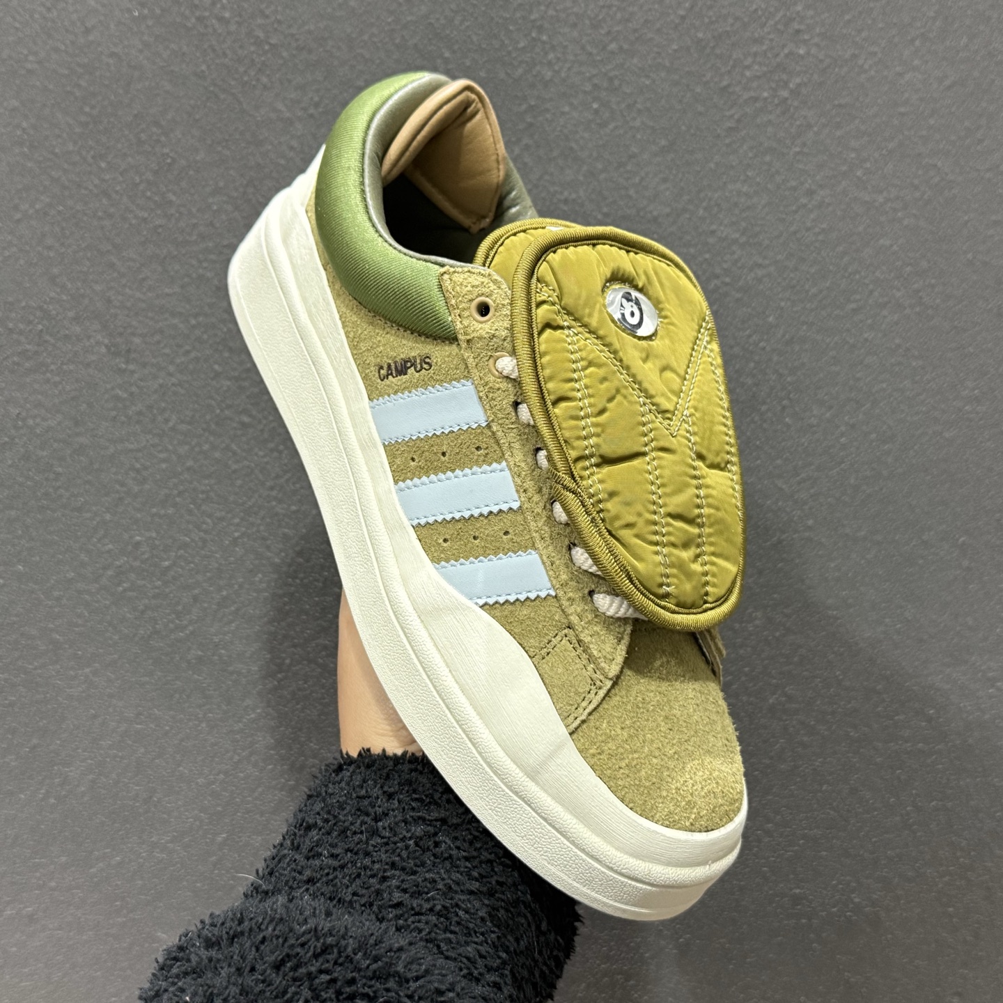 200 Bad Bunny x Adidas Campus 坏痞兔联名 阿迪达斯 低帮百搭潮流休闲运动板鞋 ID7950-132-Chinese UA Cheap High Quatity Brand Clothes Bags handbags Sneakers wholesale wholesaler seller from China Factory suppliers Fashion Clothing Shoes best Quality Beautiful Price 200 Bad Bunny x Adidas Campus 坏痞兔联名 阿迪达斯 低帮百搭潮流休闲运动板鞋 ID7950-132