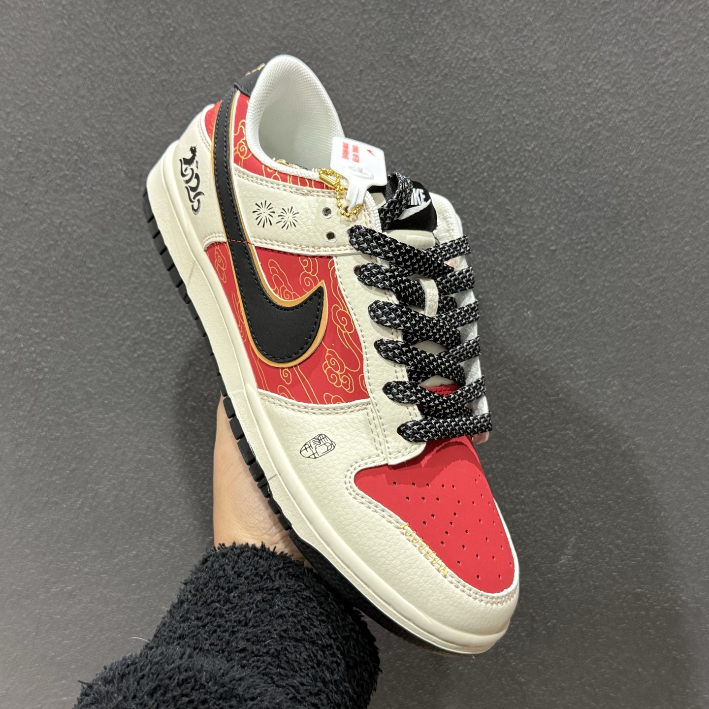 280 2026马年限定!Nike Dunk Low 爆款高端定制 米白基底+中国红主色+黑金点缀 QW5288-115-Chinese UA Cheap High Quatity Brand Clothes Bags handbags Sneakers wholesale wholesaler seller from China Factory suppliers Fashion Clothing Shoes best Quality Beautiful Price 280 2026马年限定!Nike Dunk Low 爆款高端定制 米白基底+中国红主色+黑金点缀 QW5288-115