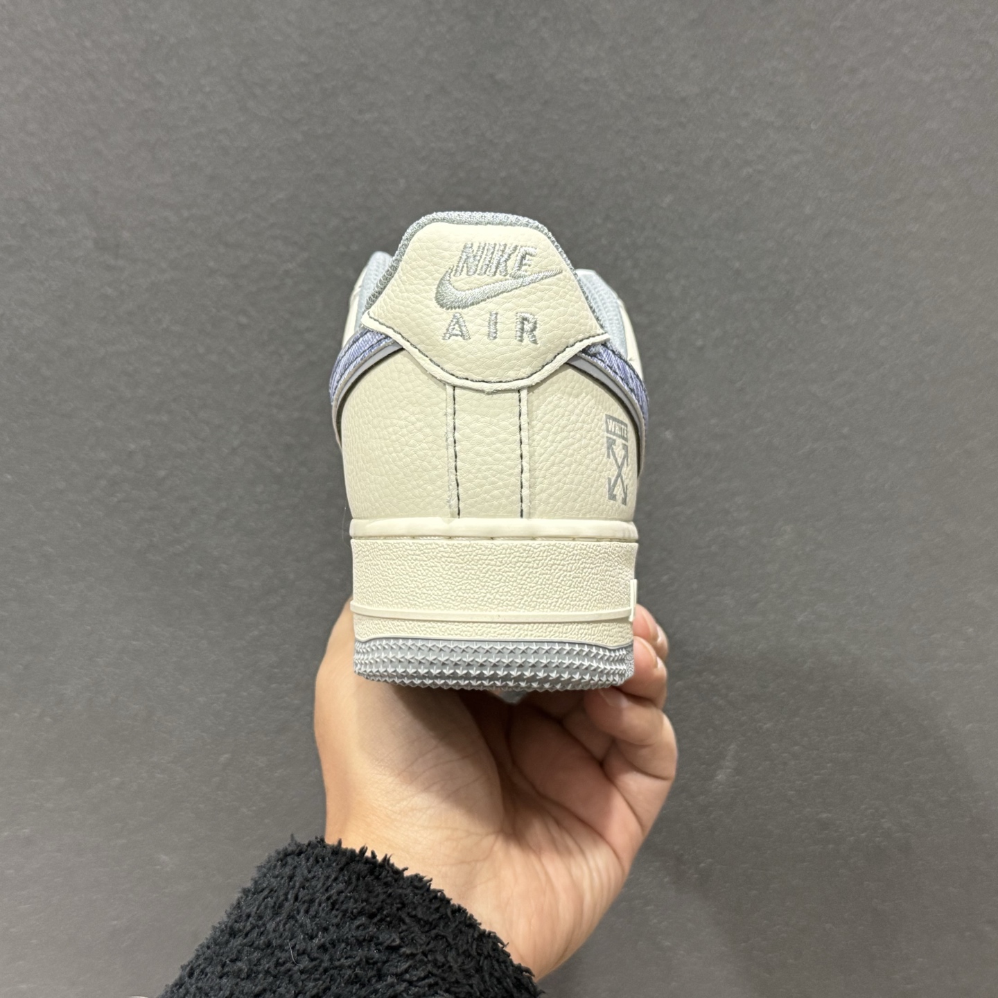 260 Air Force 1与Off-White的联名款太戳潮人米白主色搭配灰蓝解构风Swoosh XY2025-008