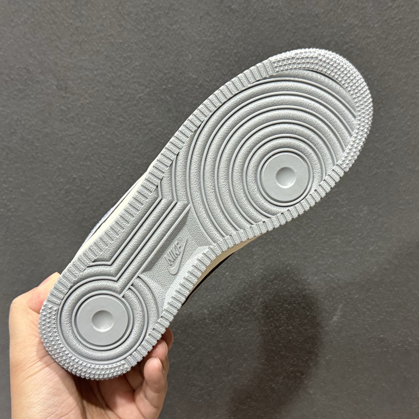 260 Air Force 1与Off-White的联名款太戳潮人米白主色搭配灰蓝解构风Swoosh XY2025-008