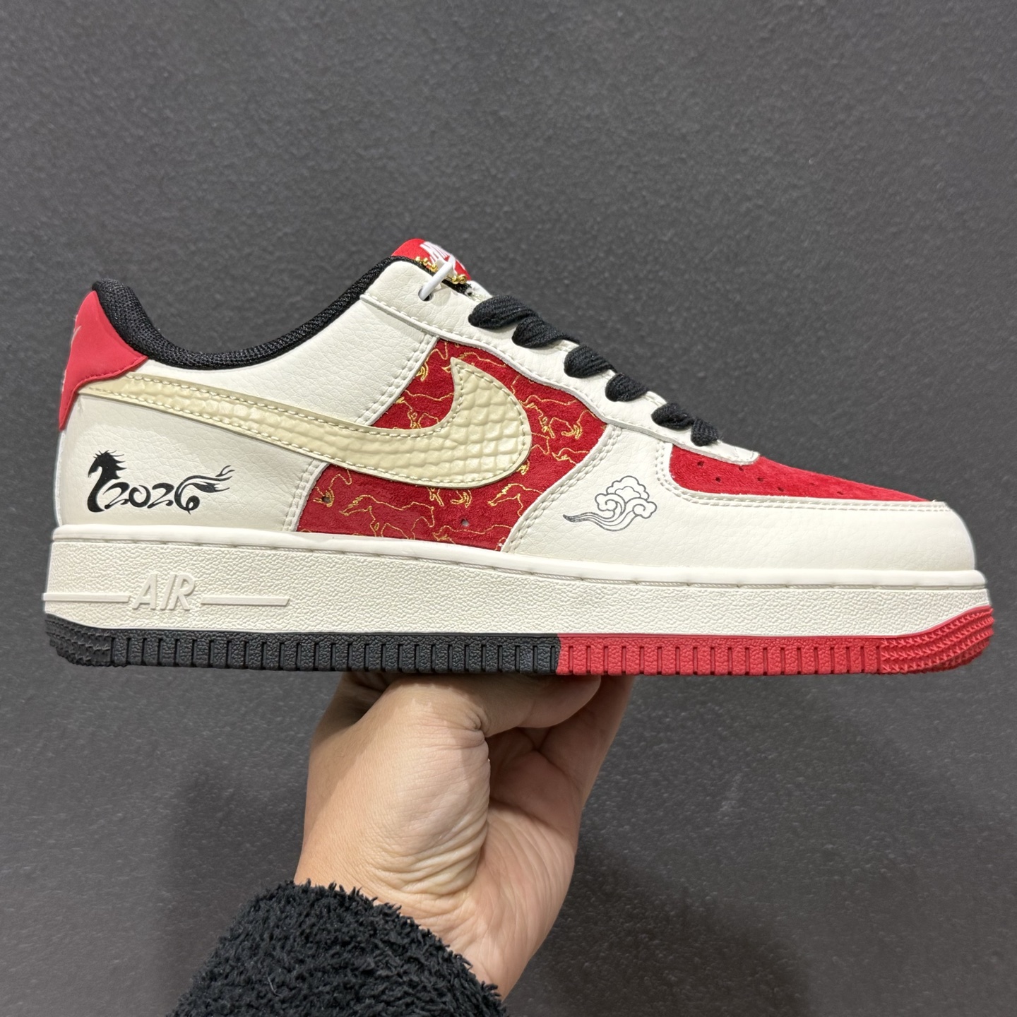 260 2026马年限定Air Force 1直接美到心坎里红白撞色糅合国风祥云与奔马刺绣 JP2026-156-Chinese UA Cheap High Quatity Brand Clothes Bags handbags Sneakers wholesale wholesaler seller from China Factory suppliers Fashion Clothing Shoes best Quality Beautiful Price 260 2026马年限定Air Force 1直接美到心坎里红白撞色糅合国风祥云与奔马刺绣 JP2026-156