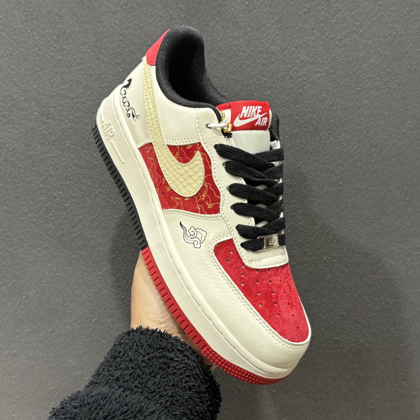 260 2026马年限定Air Force 1直接美到心坎里红白撞色糅合国风祥云与奔马刺绣 JP2026-156-Chinese UA Cheap High Quatity Brand Clothes Bags handbags Sneakers wholesale wholesaler seller from China Factory suppliers Fashion Clothing Shoes best Quality Beautiful Price 260 2026马年限定Air Force 1直接美到心坎里红白撞色糅合国风祥云与奔马刺绣 JP2026-156