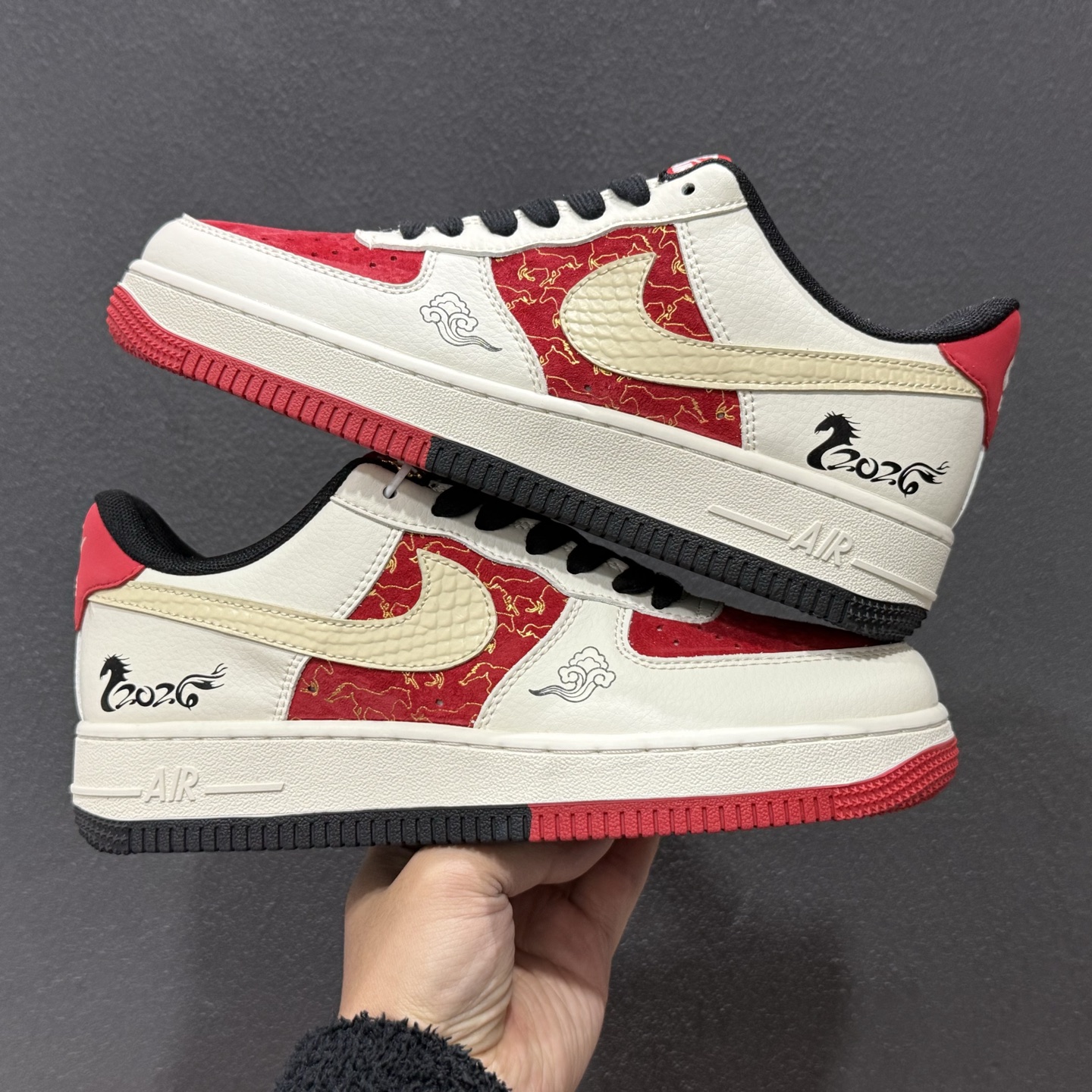 260 2026马年限定Air Force 1直接美到心坎里红白撞色糅合国风祥云与奔马刺绣 JP2026-156-Chinese UA Cheap High Quatity Brand Clothes Bags handbags Sneakers wholesale wholesaler seller from China Factory suppliers Fashion Clothing Shoes best Quality Beautiful Price 260 2026马年限定Air Force 1直接美到心坎里红白撞色糅合国风祥云与奔马刺绣 JP2026-156