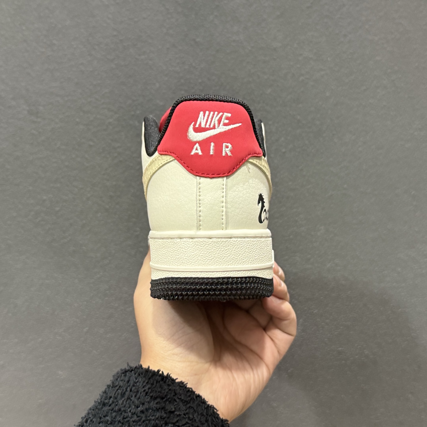 260 2026马年限定Air Force 1直接美到心坎里红白撞色糅合国风祥云与奔马刺绣 JP2026-156-Chinese UA Cheap High Quatity Brand Clothes Bags handbags Sneakers wholesale wholesaler seller from China Factory suppliers Fashion Clothing Shoes best Quality Beautiful Price 260 2026马年限定Air Force 1直接美到心坎里红白撞色糅合国风祥云与奔马刺绣 JP2026-156