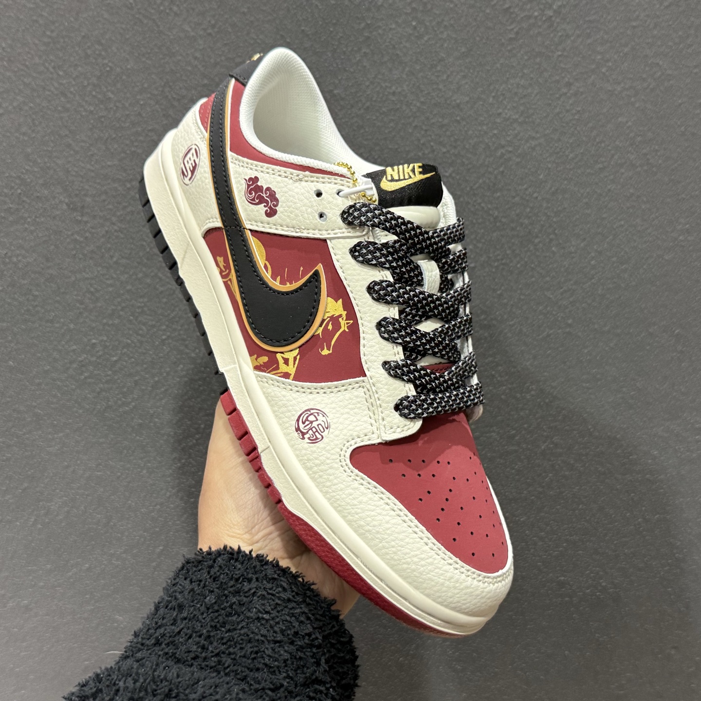280 Nike SB Dunk Low 马年限定 琥珀丹红 高端定制 低帮休闲板鞋 QW5288-113-Chinese UA Cheap High Quatity Brand Clothes Bags handbags Sneakers wholesale wholesaler seller from China Factory suppliers Fashion Clothing Shoes best Quality Beautiful Price 280 Nike SB Dunk Low 马年限定 琥珀丹红 高端定制 低帮休闲板鞋 QW5288-113
