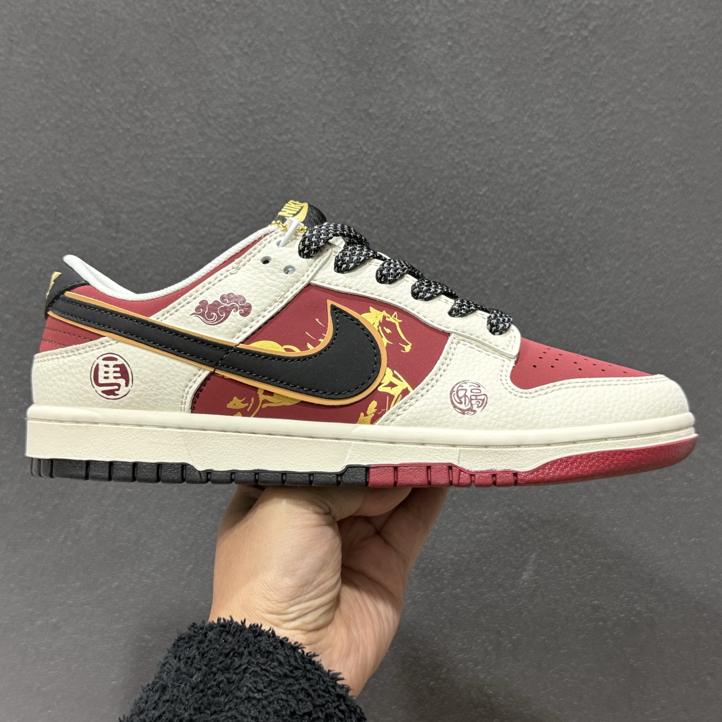 280 Nike SB Dunk Low 马年限定 琥珀丹红 高端定制 低帮休闲板鞋 QW5288-113-Chinese UA Cheap High Quatity Brand Clothes Bags handbags Sneakers wholesale wholesaler seller from China Factory suppliers Fashion Clothing Shoes best Quality Beautiful Price 280 Nike SB Dunk Low 马年限定 琥珀丹红 高端定制 低帮休闲板鞋 QW5288-113