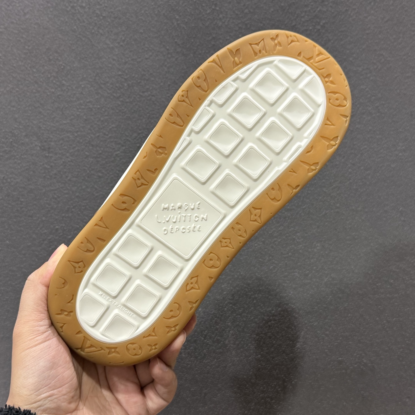 LV 路易威登LOUIS VUITTON Tilted Low Sneakers 倾斜系列低帮复古休闲运动文化百搭板鞋 LV 路易威登LOUIS VUITTON Tilted Low Sneakers 倾斜系列低帮复古休闲运动文化百搭板鞋