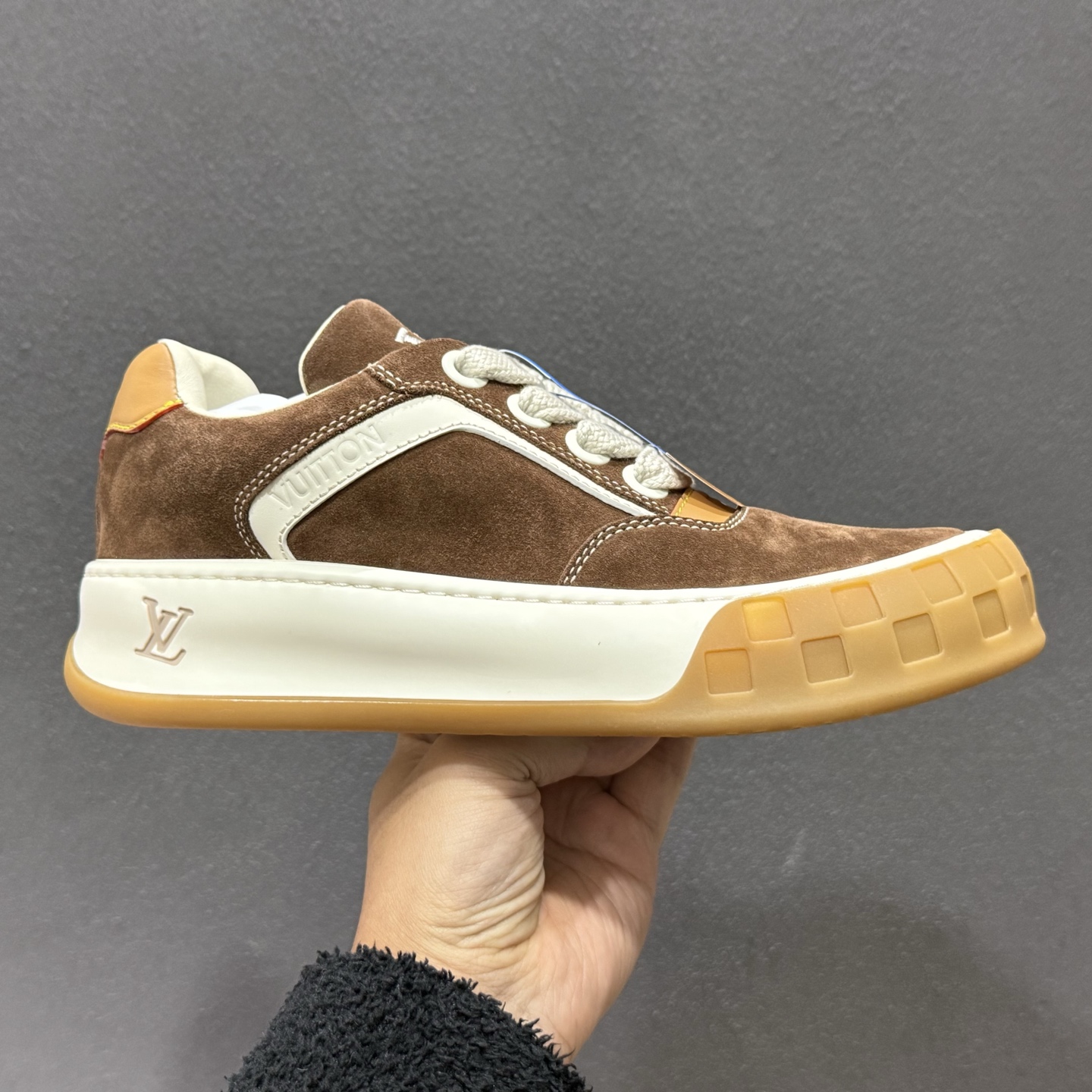 LV 路易威登LOUIS VUITTON Tilted Low Sneakers 倾斜系列低帮复古休闲运动文化百搭板鞋 LV 路易威登LOUIS VUITTON Tilted Low Sneakers 倾斜系列低帮复古休闲运动文化百搭板鞋