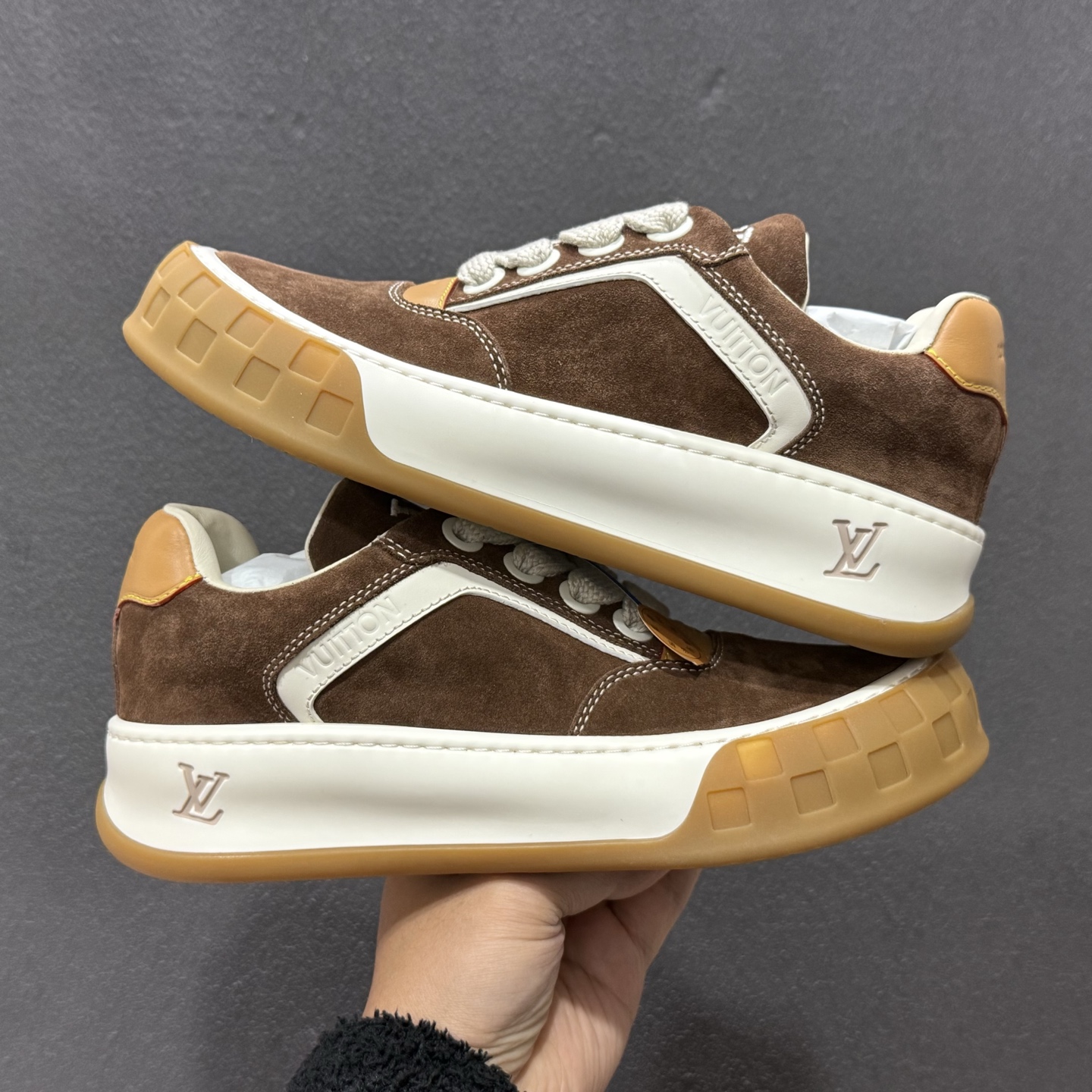 LV 路易威登LOUIS VUITTON Tilted Low Sneakers 倾斜系列低帮复古休闲运动文化百搭板鞋 LV 路易威登LOUIS VUITTON Tilted Low Sneakers 倾斜系列低帮复古休闲运动文化百搭板鞋