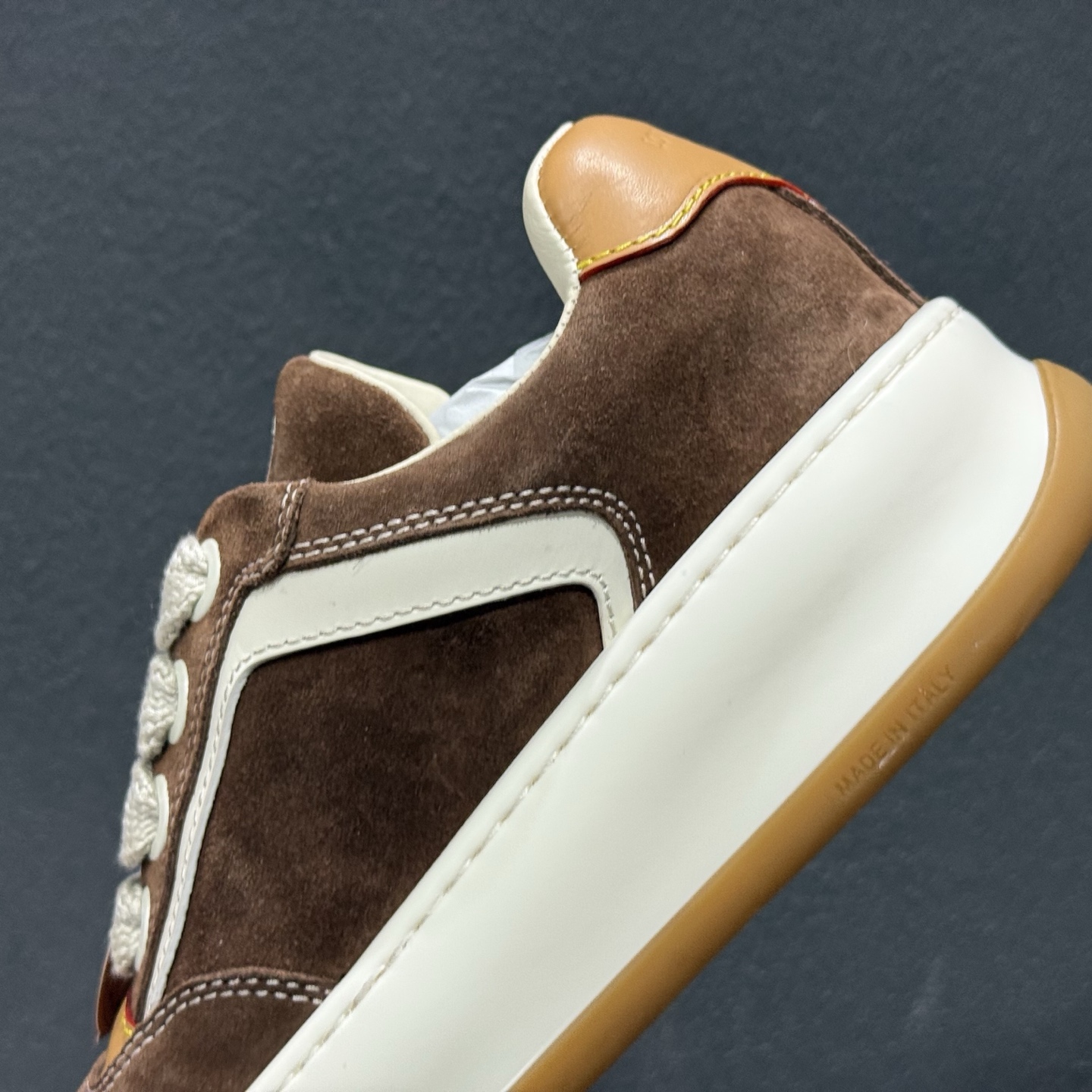 LV 路易威登LOUIS VUITTON Tilted Low Sneakers 倾斜系列低帮复古休闲运动文化百搭板鞋 LV 路易威登LOUIS VUITTON Tilted Low Sneakers 倾斜系列低帮复古休闲运动文化百搭板鞋