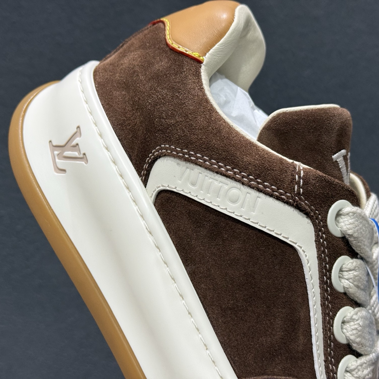 LV 路易威登LOUIS VUITTON Tilted Low Sneakers 倾斜系列低帮复古休闲运动文化百搭板鞋 LV 路易威登LOUIS VUITTON Tilted Low Sneakers 倾斜系列低帮复古休闲运动文化百搭板鞋