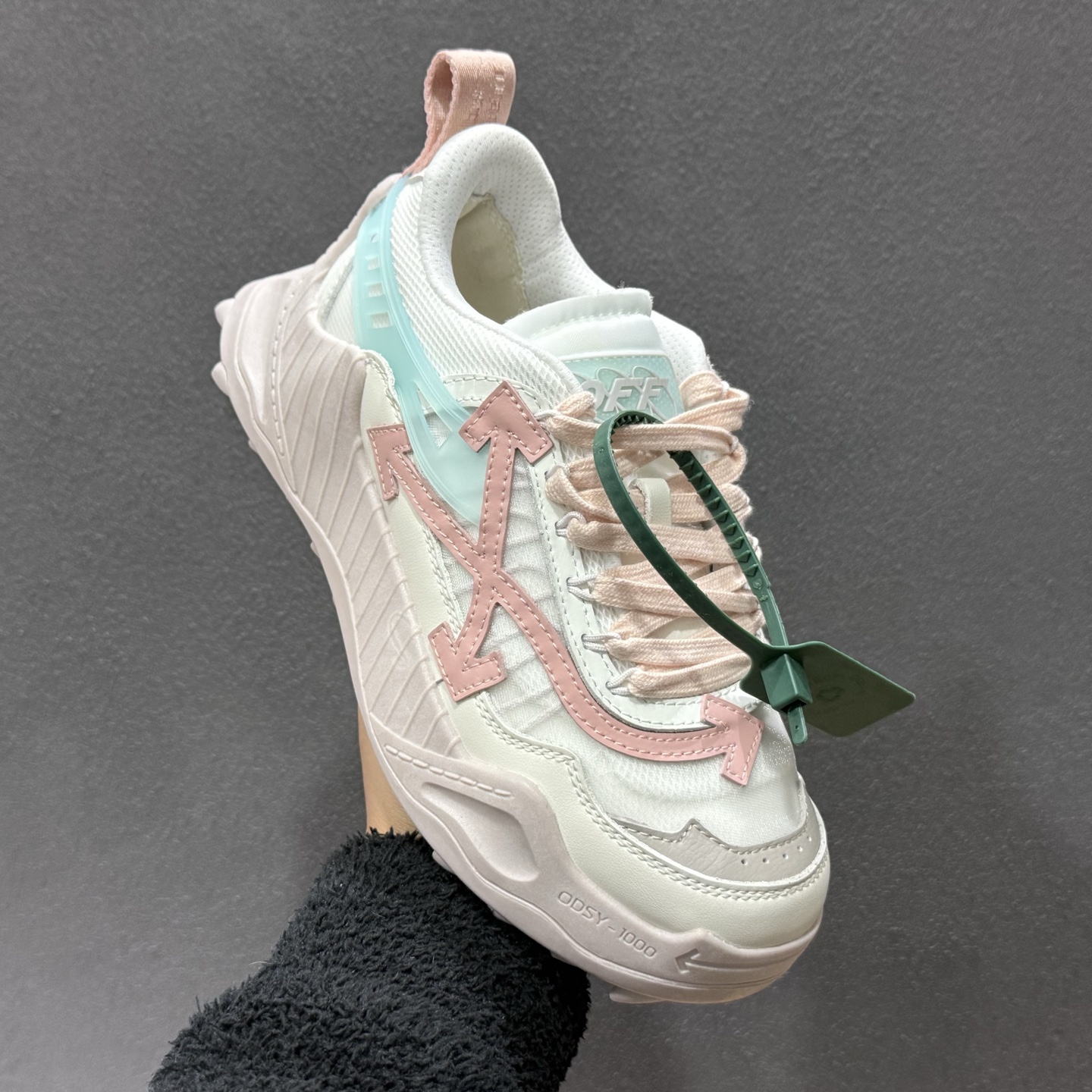 Off-White 2024年OW最新款跑鞋 Off-White 2024年OW最新款跑鞋