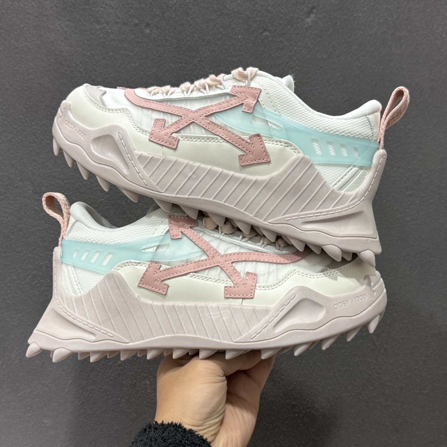Off-White 2024年OW最新款跑鞋 Off-White 2024年OW最新款跑鞋