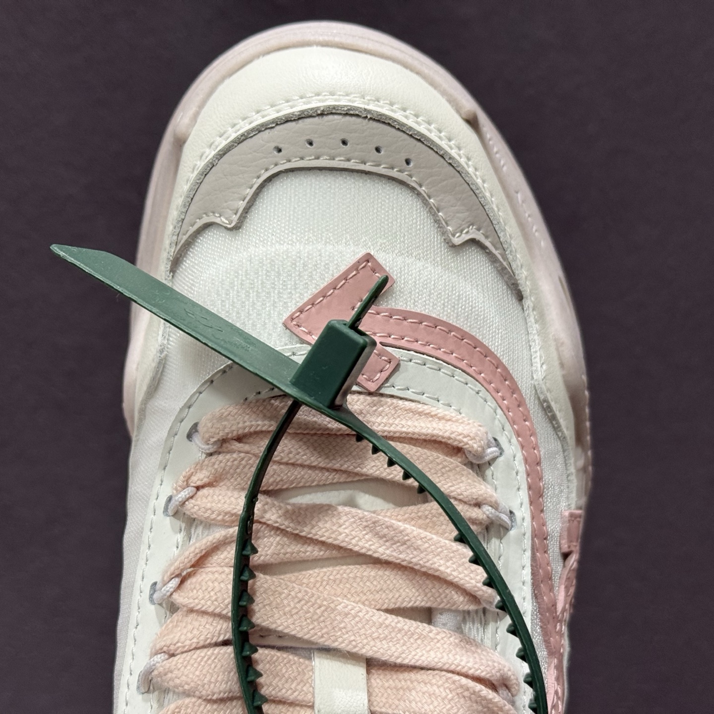 Off-White 2024年OW最新款跑鞋 Off-White 2024年OW最新款跑鞋