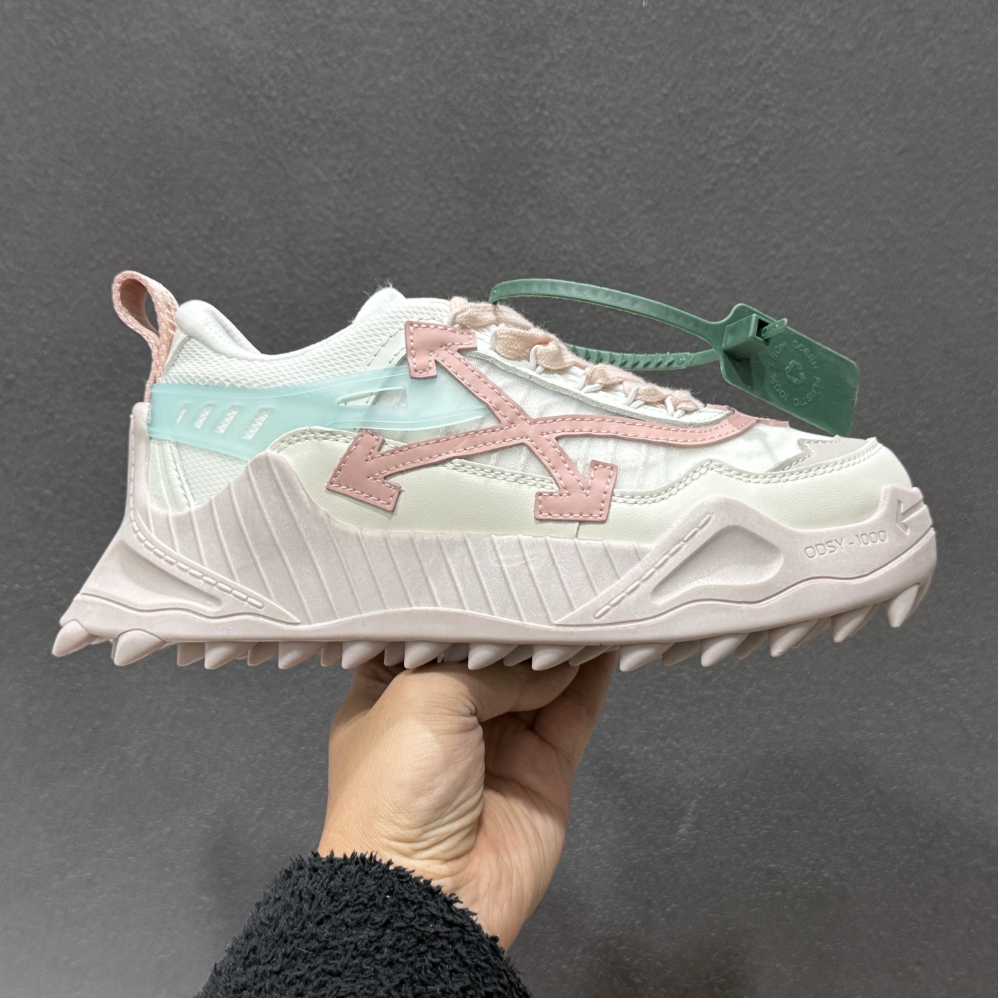 Off-White 2024年OW最新款跑鞋 Off-White 2024年OW最新款跑鞋
