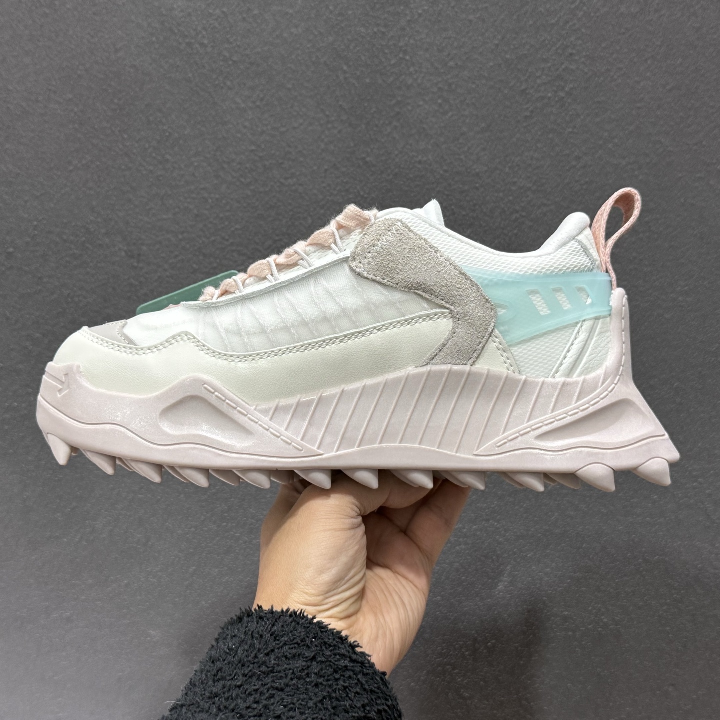 Off-White 2024年OW最新款跑鞋 Off-White 2024年OW最新款跑鞋