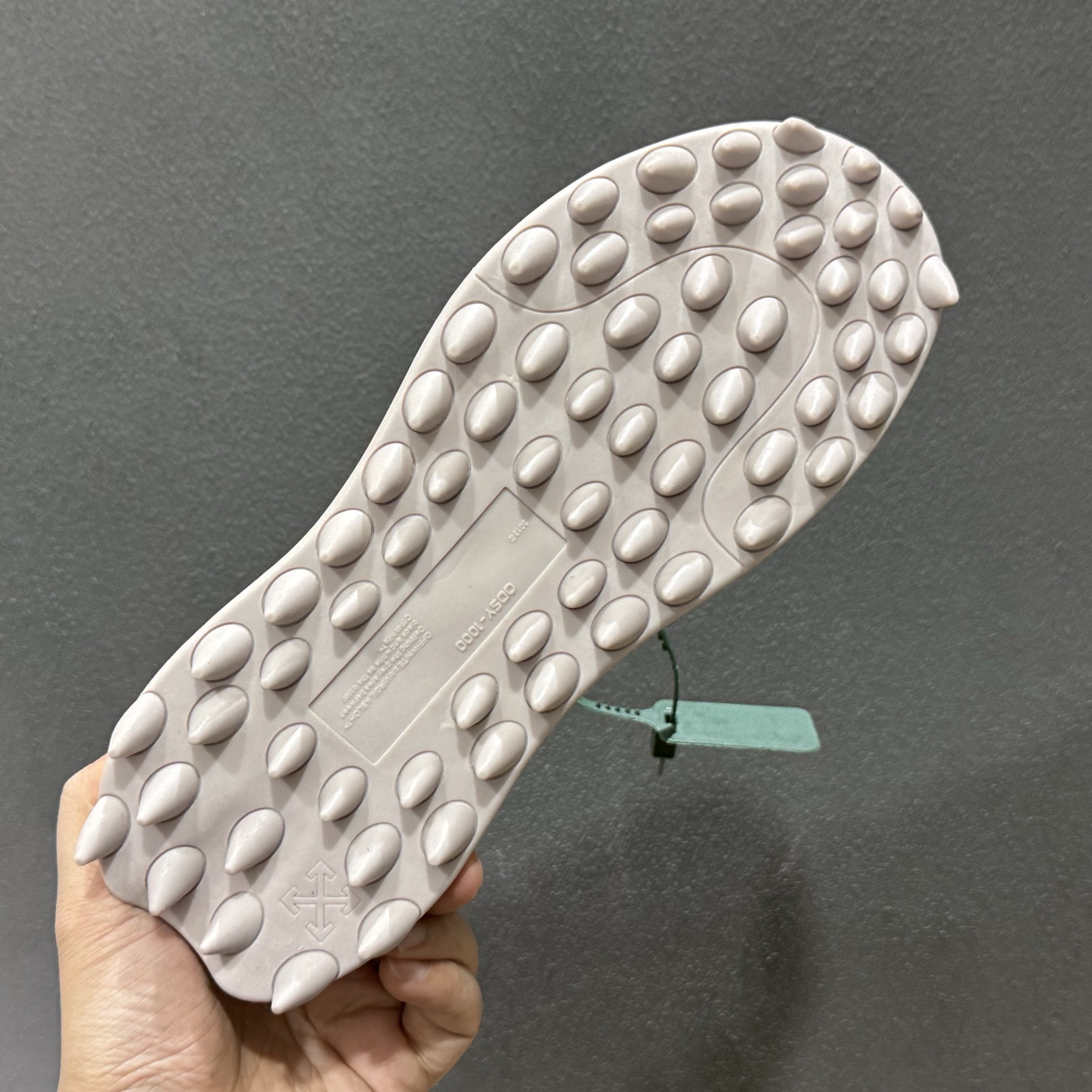 Off-White 2024年OW最新款跑鞋 Off-White 2024年OW最新款跑鞋