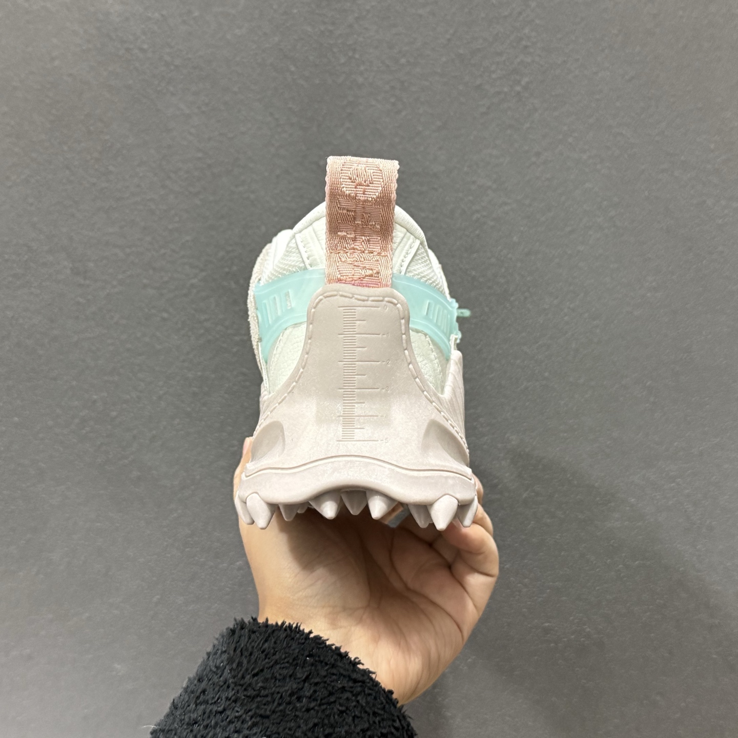 Off-White 2024年OW最新款跑鞋 Off-White 2024年OW最新款跑鞋