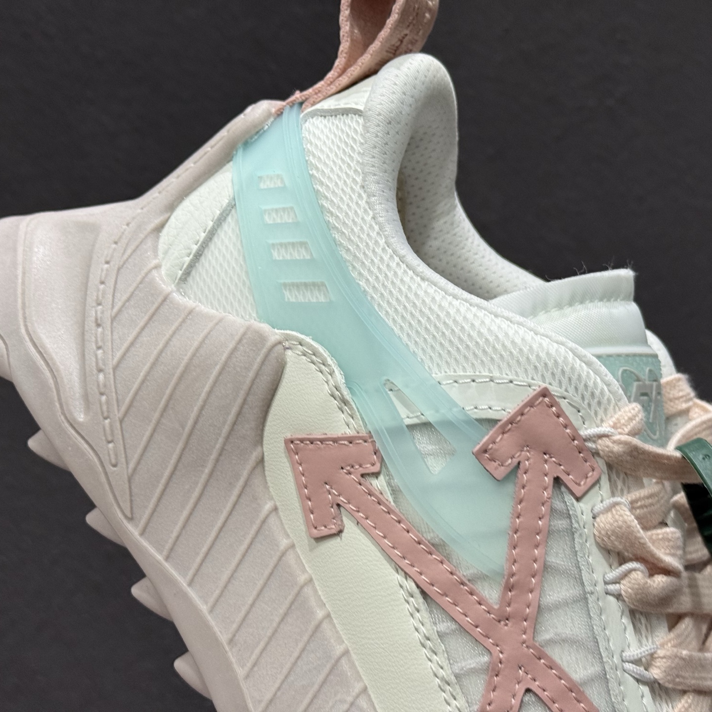 Off-White 2024年OW最新款跑鞋 Off-White 2024年OW最新款跑鞋