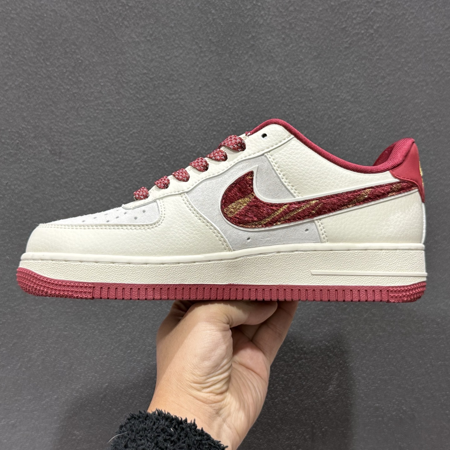 260 Nike Air Force 1 Low x Hermès 联名定制款 以 Nike Air Force 1 Low 经典鞋型为基底 XT6998-101-Chinese UA Cheap High Quatity Brand Clothes Bags handbags Sneakers wholesale wholesaler seller from China Factory suppliers Fashion Clothing Shoes best Quality Beautiful Price 260 Nike Air Force 1 Low x Hermès 联名定制款 以 Nike Air Force 1 Low 经典鞋型为基底 XT6998-101