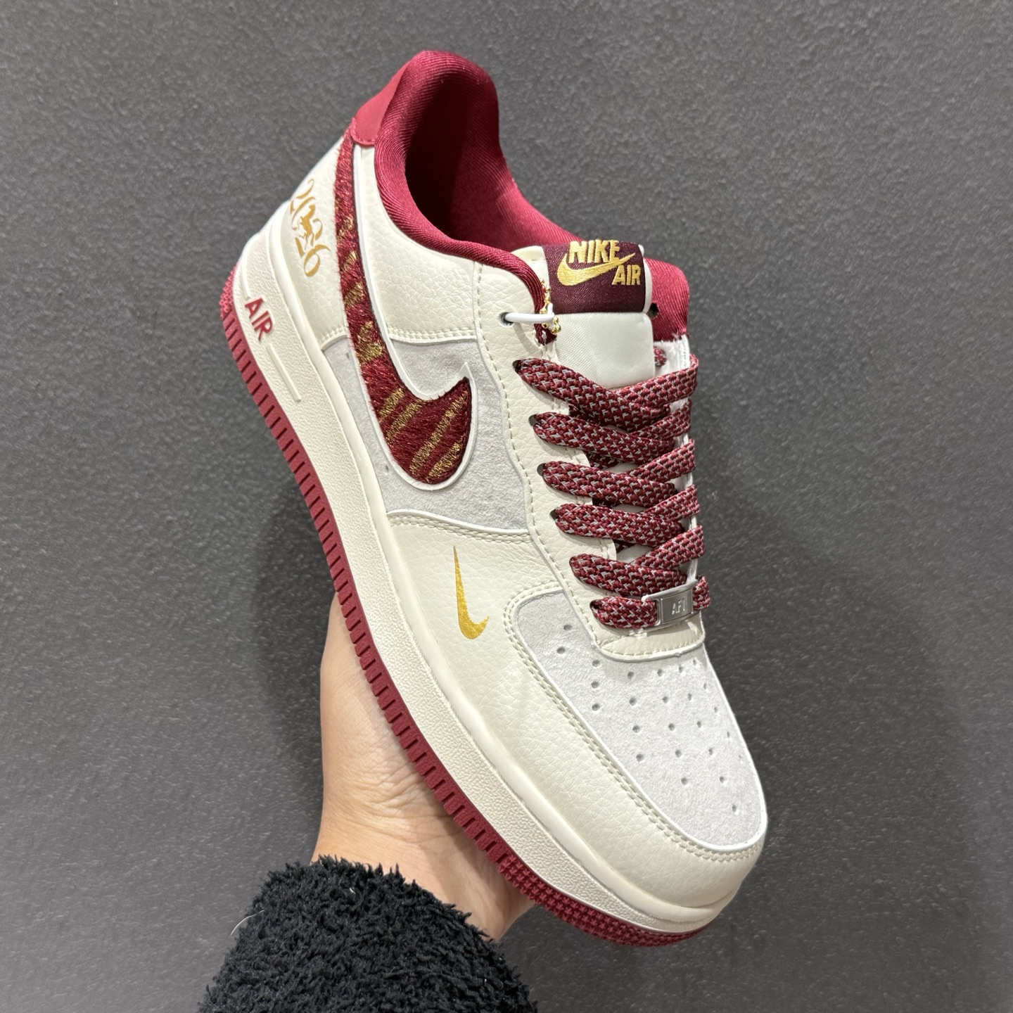 260 Nike Air Force 1 Low x Hermès 联名定制款 以 Nike Air Force 1 Low 经典鞋型为基底 XT6998-101-Chinese UA Cheap High Quatity Brand Clothes Bags handbags Sneakers wholesale wholesaler seller from China Factory suppliers Fashion Clothing Shoes best Quality Beautiful Price 260 Nike Air Force 1 Low x Hermès 联名定制款 以 Nike Air Force 1 Low 经典鞋型为基底 XT6998-101