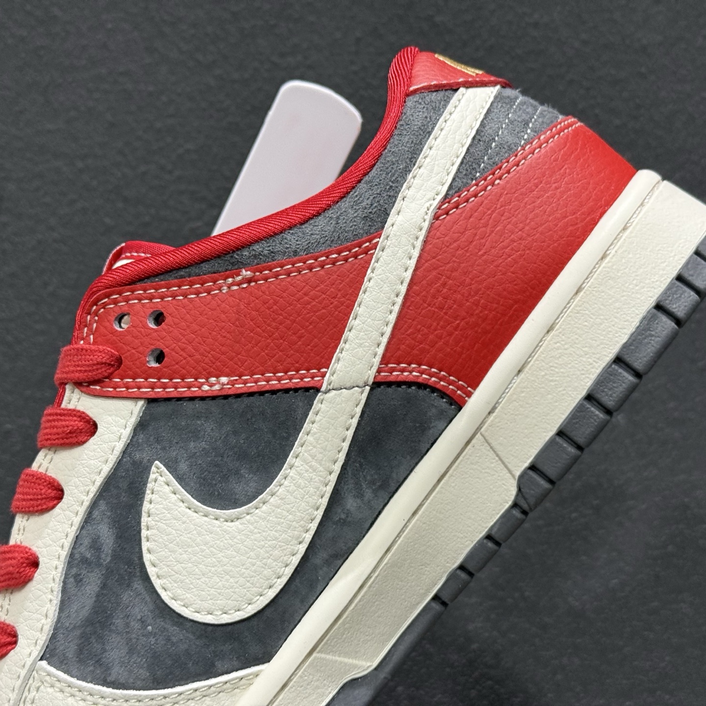 280 Nike SB Dunk Low 马年联名限定 红黑麂皮 高端定制 低帮休闲板鞋 HG0026-005-Chinese UA Cheap High Quatity Brand Clothes Bags handbags Sneakers wholesale wholesaler seller from China Factory suppliers Fashion Clothing Shoes best Quality Beautiful Price 280 Nike SB Dunk Low 马年联名限定 红黑麂皮 高端定制 低帮休闲板鞋 HG0026-005