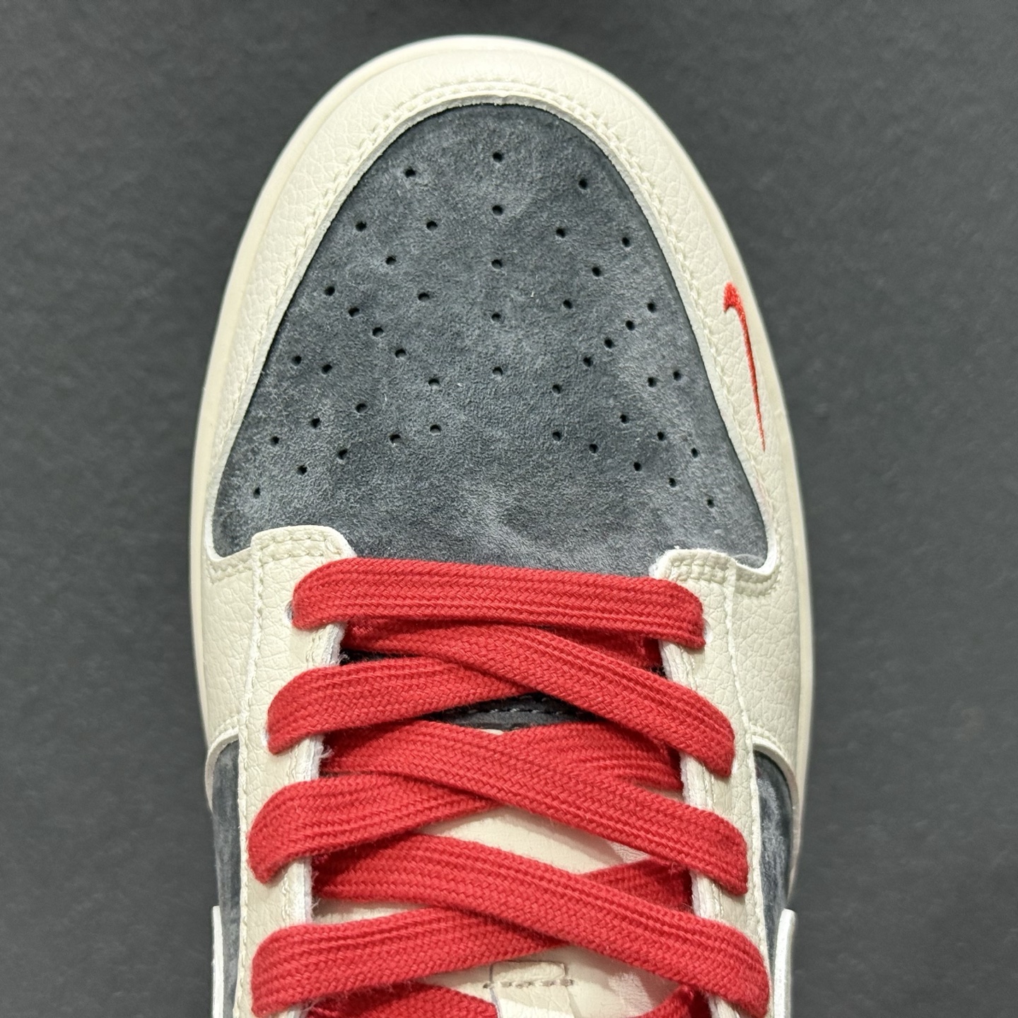 280 Nike SB Dunk Low 马年联名限定 红黑麂皮 高端定制 低帮休闲板鞋 HG0026-005-Chinese UA Cheap High Quatity Brand Clothes Bags handbags Sneakers wholesale wholesaler seller from China Factory suppliers Fashion Clothing Shoes best Quality Beautiful Price 280 Nike SB Dunk Low 马年联名限定 红黑麂皮 高端定制 低帮休闲板鞋 HG0026-005