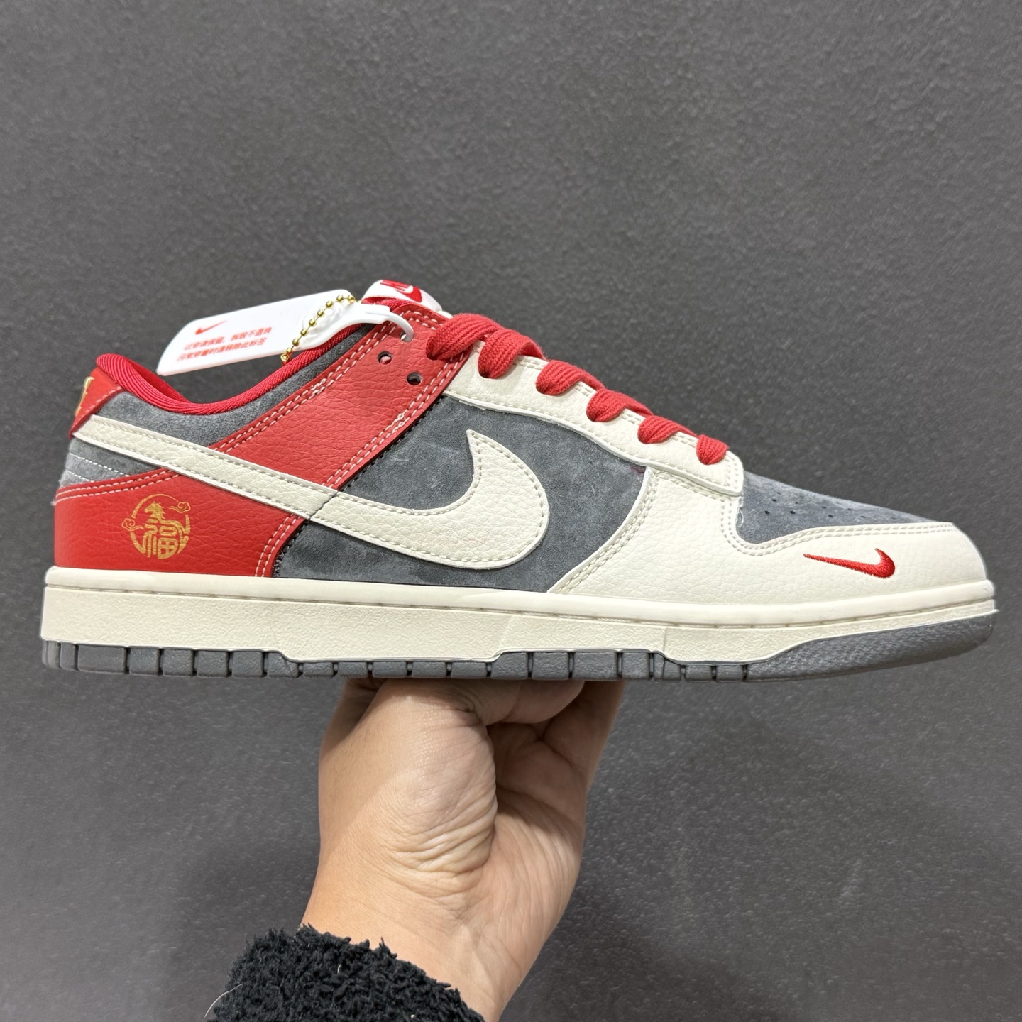 280 Nike SB Dunk Low 马年联名限定 红黑麂皮 高端定制 低帮休闲板鞋 HG0026-005-Chinese UA Cheap High Quatity Brand Clothes Bags handbags Sneakers wholesale wholesaler seller from China Factory suppliers Fashion Clothing Shoes best Quality Beautiful Price 280 Nike SB Dunk Low 马年联名限定 红黑麂皮 高端定制 低帮休闲板鞋 HG0026-005