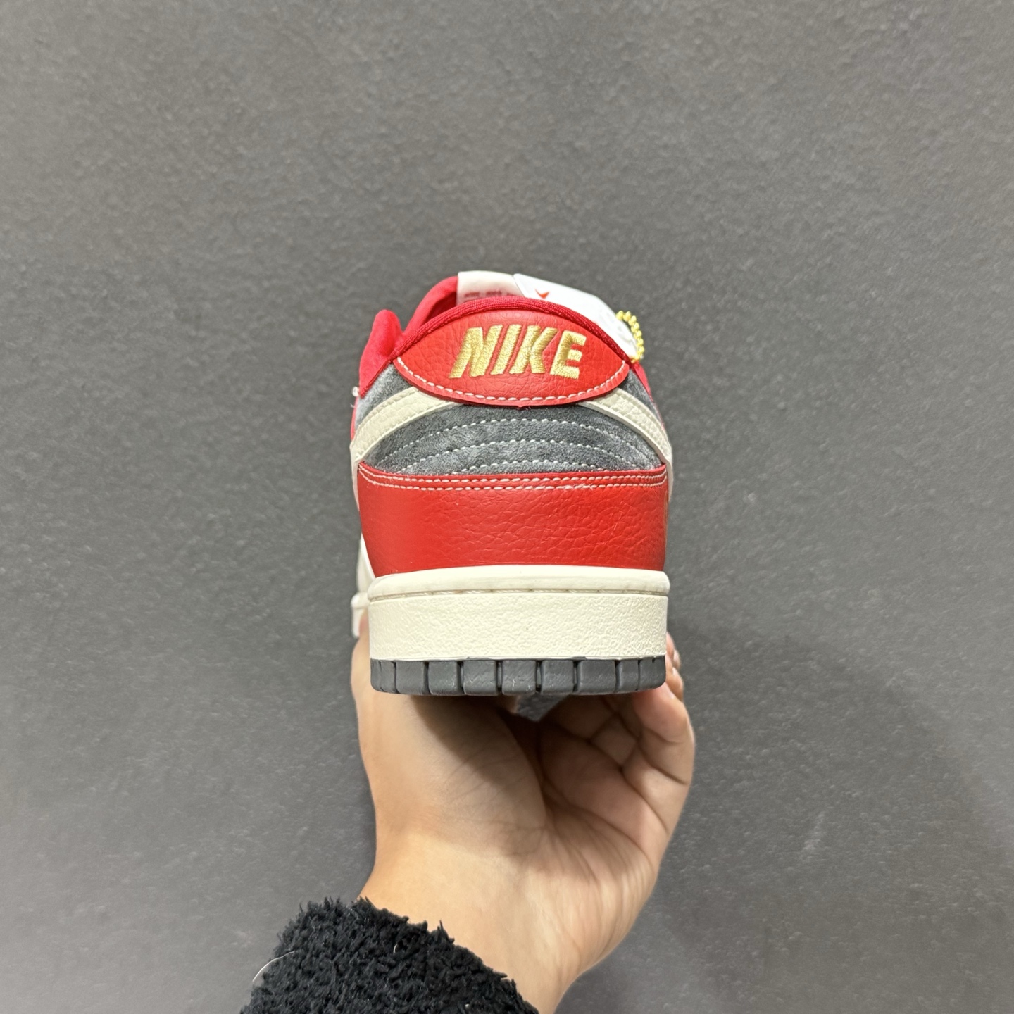 280 Nike SB Dunk Low 马年联名限定 红黑麂皮 高端定制 低帮休闲板鞋 HG0026-005-Chinese UA Cheap High Quatity Brand Clothes Bags handbags Sneakers wholesale wholesaler seller from China Factory suppliers Fashion Clothing Shoes best Quality Beautiful Price 280 Nike SB Dunk Low 马年联名限定 红黑麂皮 高端定制 低帮休闲板鞋 HG0026-005