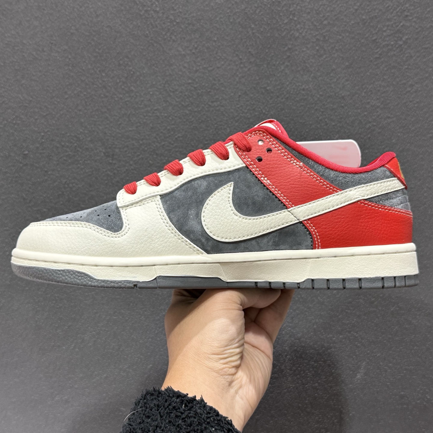 280 Nike SB Dunk Low 马年联名限定 红黑麂皮 高端定制 低帮休闲板鞋 HG0026-005-Chinese UA Cheap High Quatity Brand Clothes Bags handbags Sneakers wholesale wholesaler seller from China Factory suppliers Fashion Clothing Shoes best Quality Beautiful Price 280 Nike SB Dunk Low 马年联名限定 红黑麂皮 高端定制 低帮休闲板鞋 HG0026-005