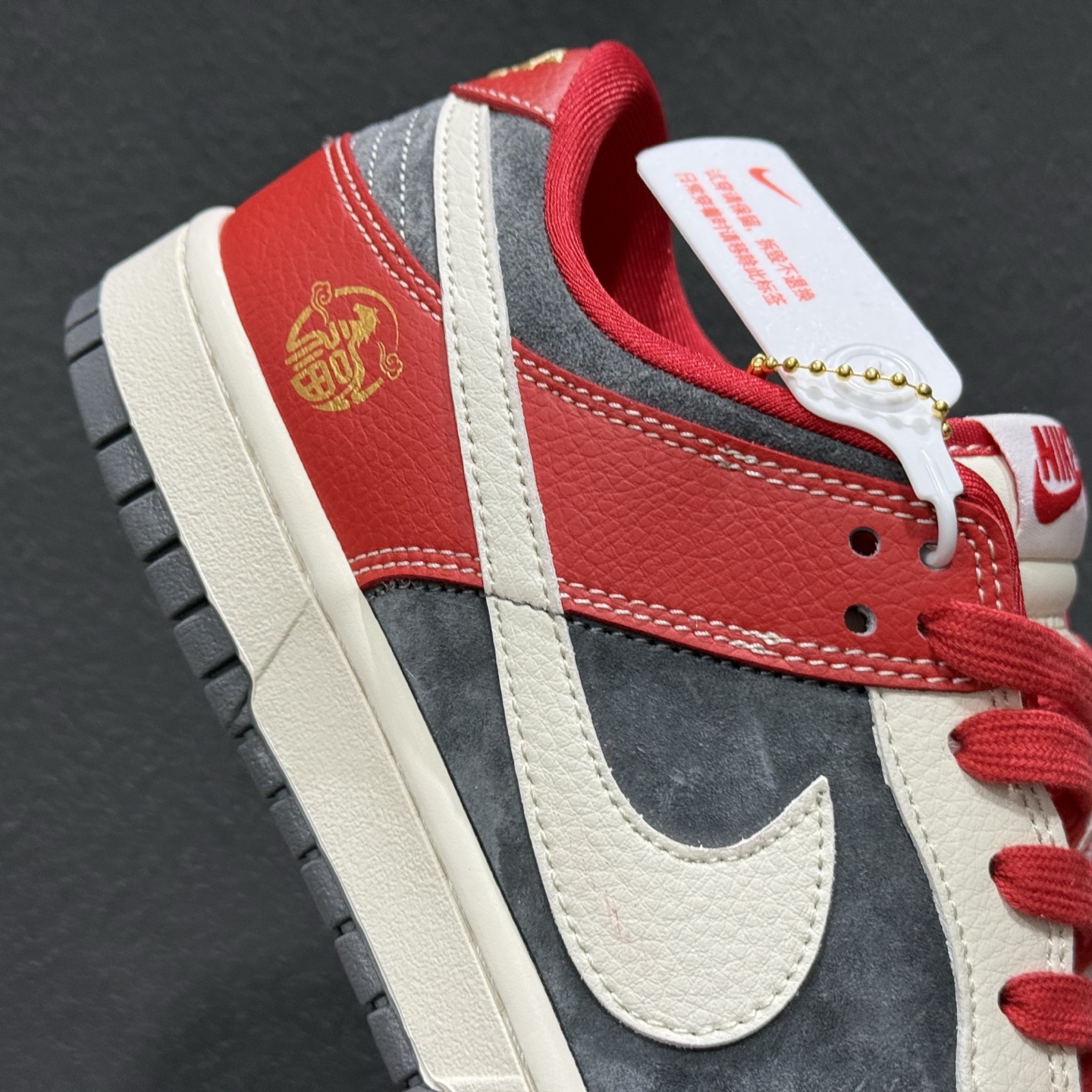 280 Nike SB Dunk Low 马年联名限定 红黑麂皮 高端定制 低帮休闲板鞋 HG0026-005-Chinese UA Cheap High Quatity Brand Clothes Bags handbags Sneakers wholesale wholesaler seller from China Factory suppliers Fashion Clothing Shoes best Quality Beautiful Price 280 Nike SB Dunk Low 马年联名限定 红黑麂皮 高端定制 低帮休闲板鞋 HG0026-005