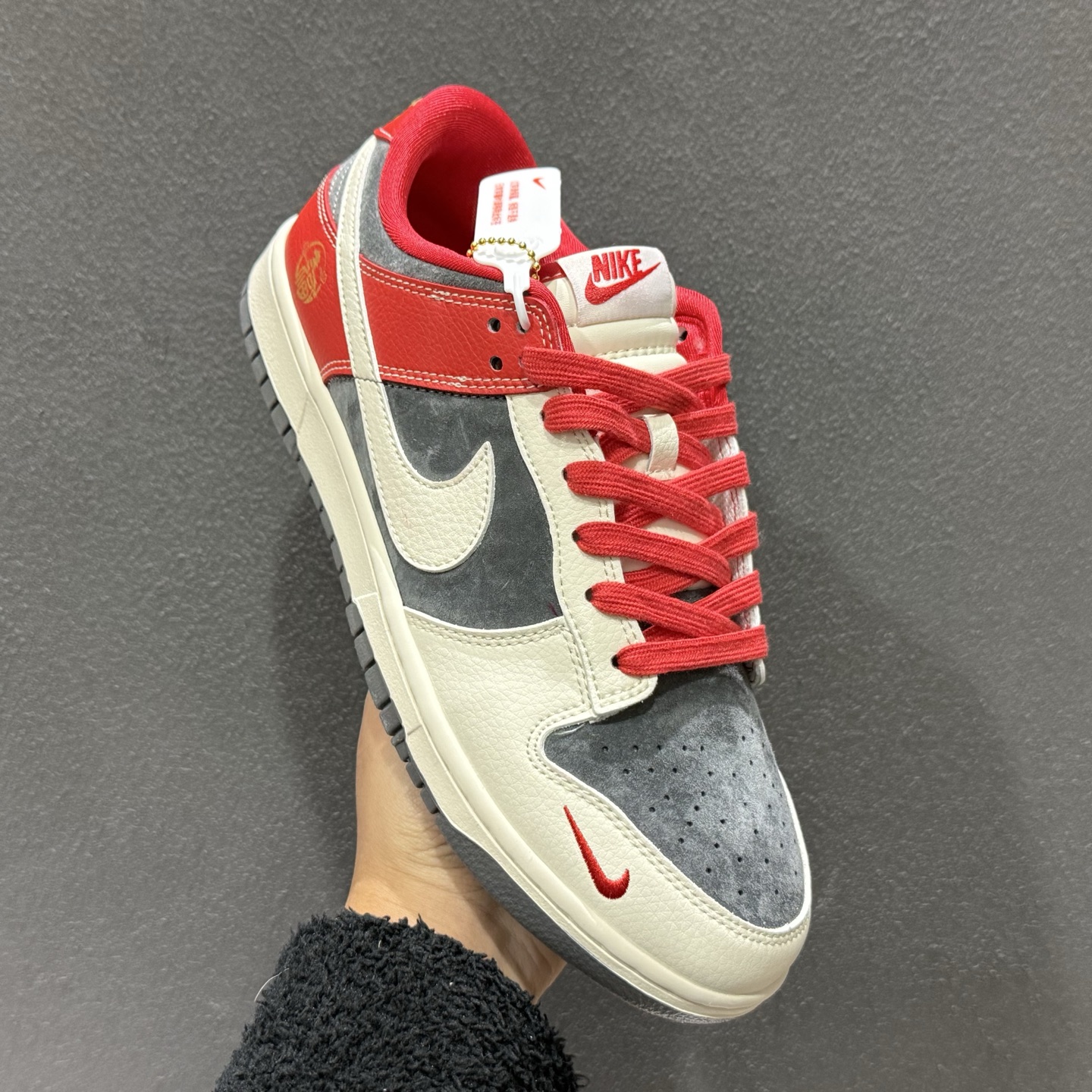 280 Nike SB Dunk Low 马年联名限定 红黑麂皮 高端定制 低帮休闲板鞋 HG0026-005-Chinese UA Cheap High Quatity Brand Clothes Bags handbags Sneakers wholesale wholesaler seller from China Factory suppliers Fashion Clothing Shoes best Quality Beautiful Price 280 Nike SB Dunk Low 马年联名限定 红黑麂皮 高端定制 低帮休闲板鞋 HG0026-005