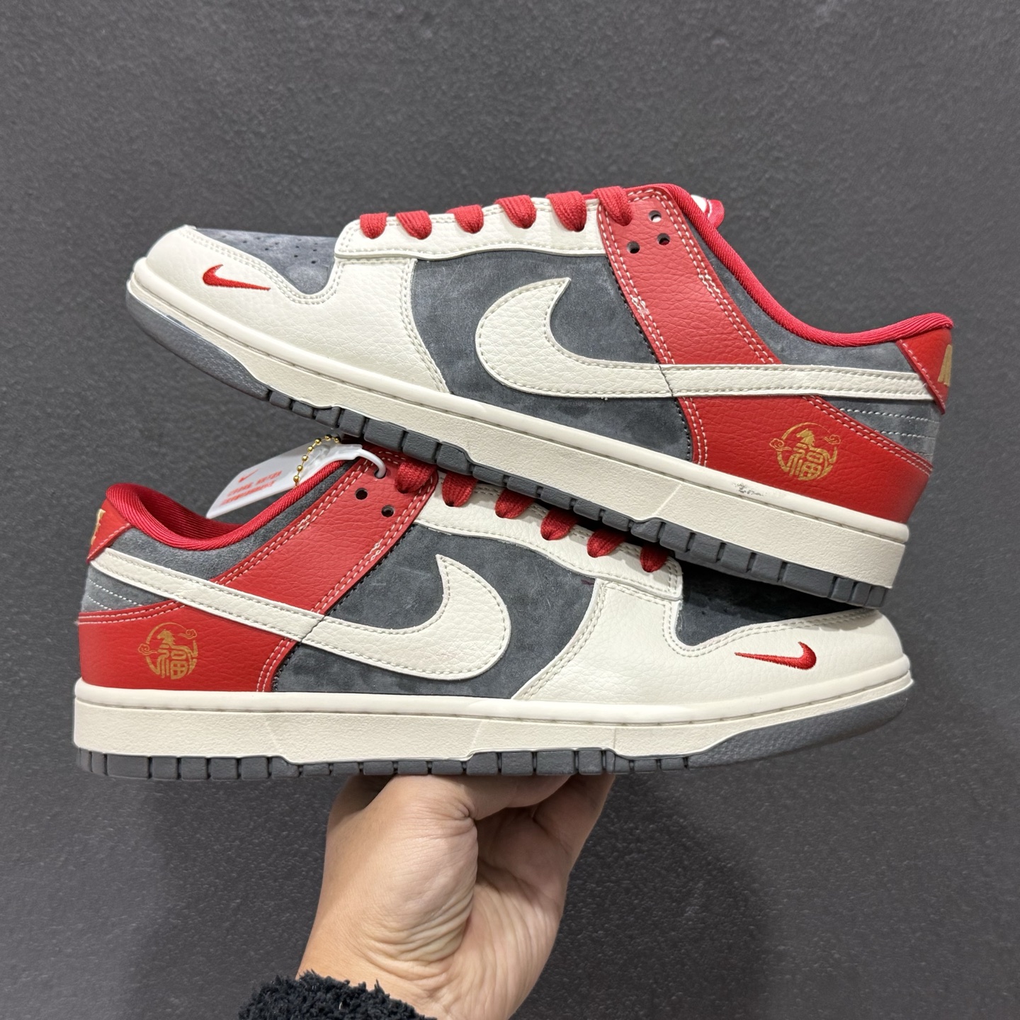 280 Nike SB Dunk Low 马年联名限定 红黑麂皮 高端定制 低帮休闲板鞋 HG0026-005-Chinese UA Cheap High Quatity Brand Clothes Bags handbags Sneakers wholesale wholesaler seller from China Factory suppliers Fashion Clothing Shoes best Quality Beautiful Price 280 Nike SB Dunk Low 马年联名限定 红黑麂皮 高端定制 低帮休闲板鞋 HG0026-005